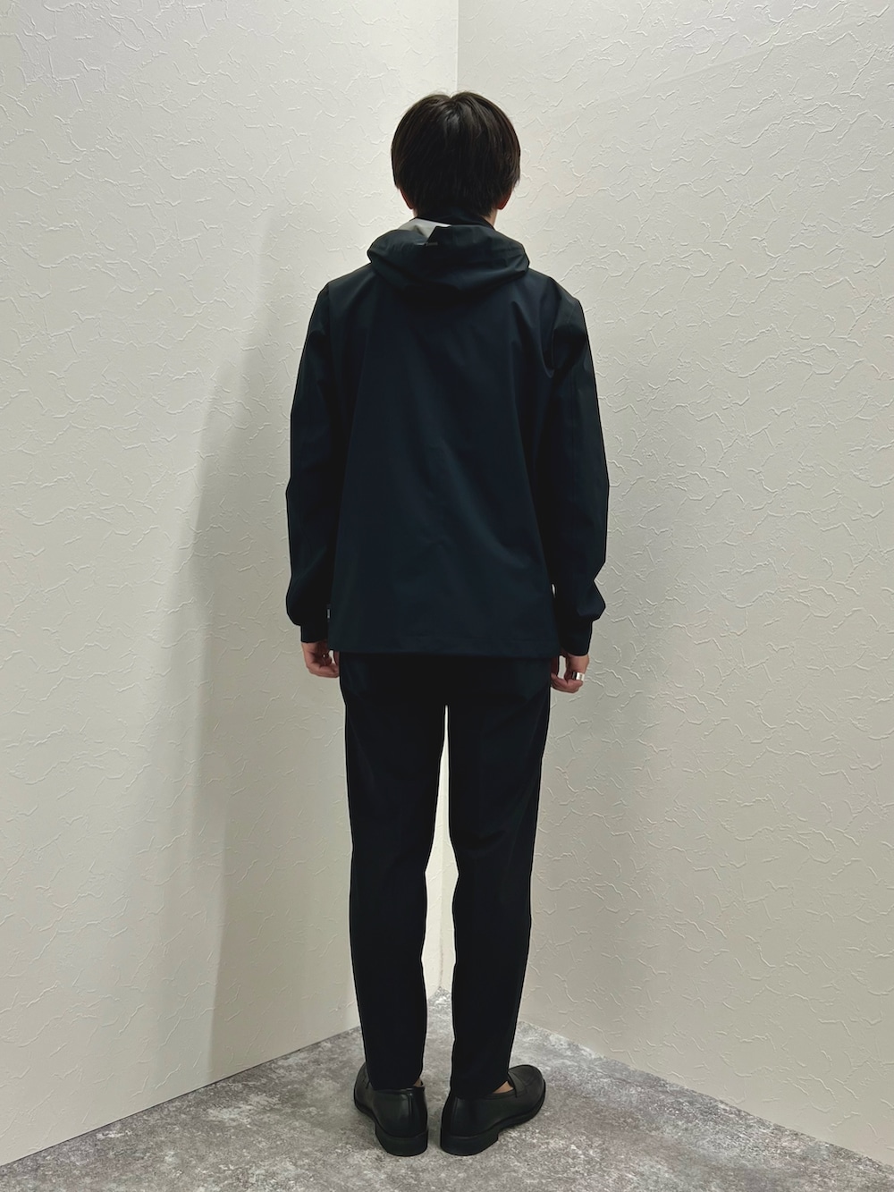 ホワイト系のTシャツ/カットソー、ブラック系のその他パンツ、ブラック系のローファーを着用したメンズの夏コーディネートの7枚目の写真