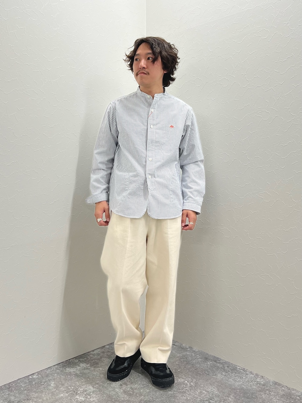 ブルー系のシャツ/ブラウス、ホワイト系のデニムパンツ、ブラック系のスニーカーを着用したメンズの春コーディネートの2枚目の写真