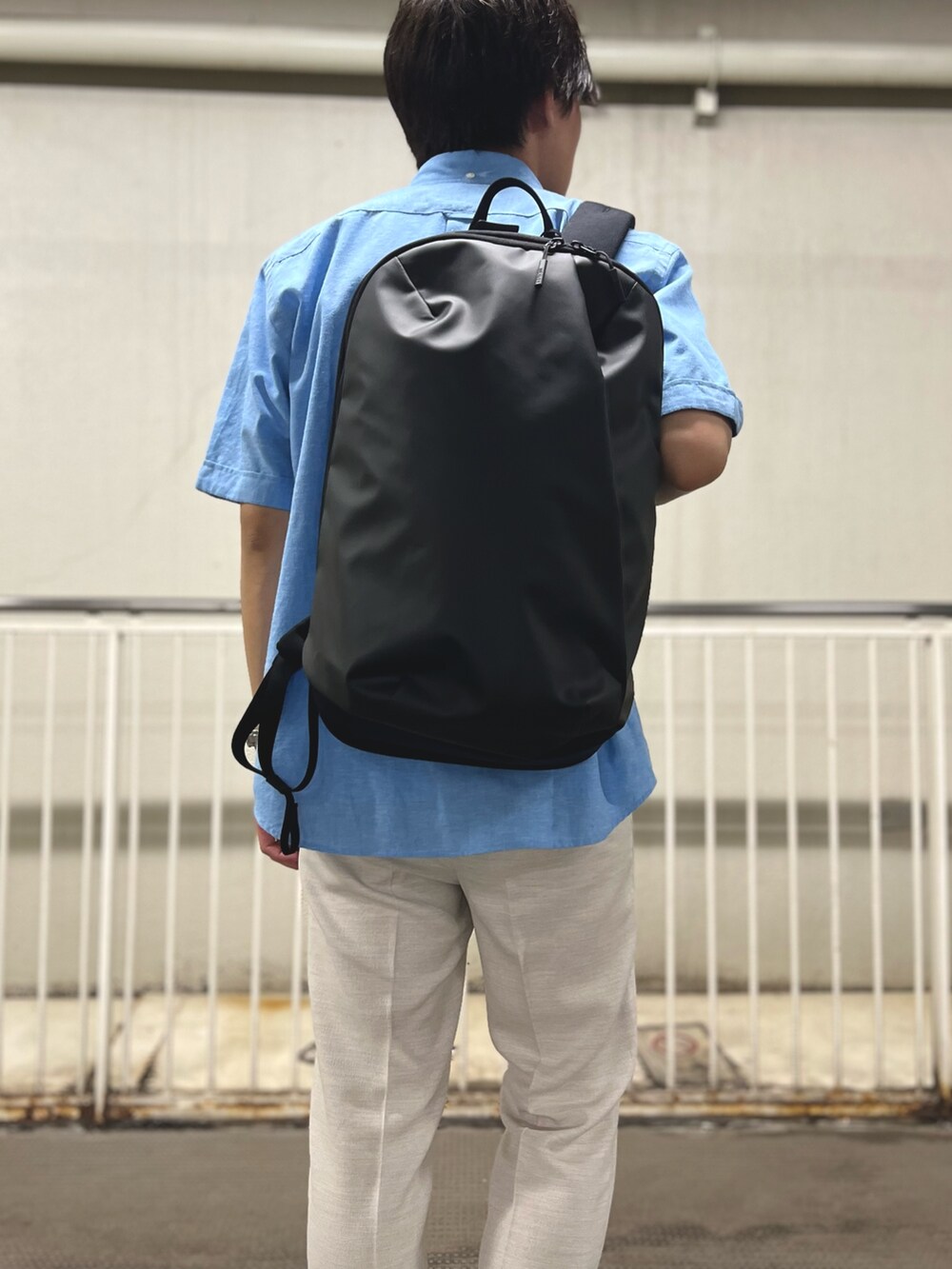 ブルー系のシャツ/ブラウス、ホワイト系のTシャツ/カットソー、ホワイト系のその他パンツを着用したメンズの夏コーディネートの5枚目の写真
