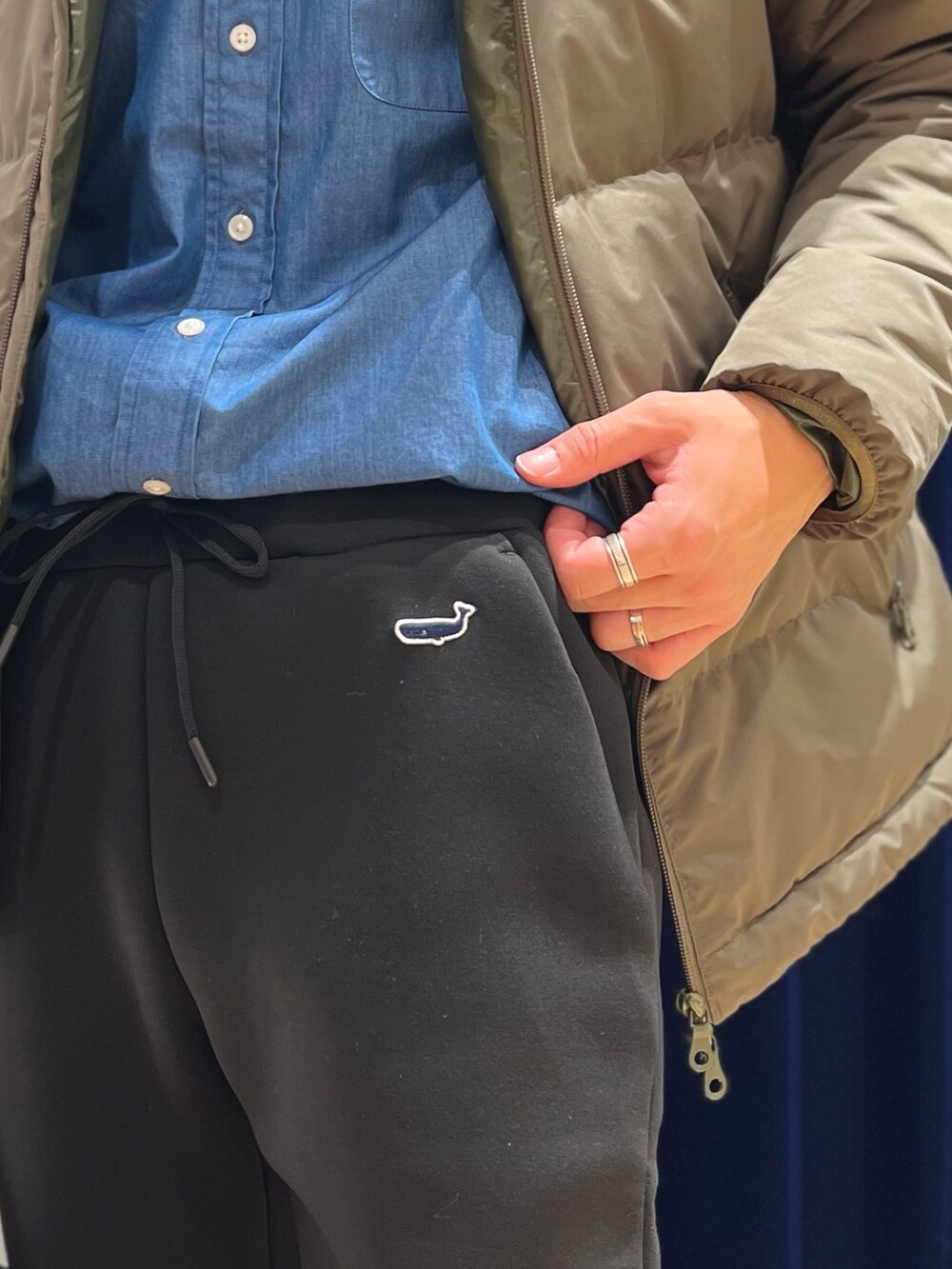 グリーン系のダウンジャケット/コート、ブルー系のシャツ/ブラウス、ブラック系のその他パンツを着用したメンズの秋コーディネートの8枚目の写真