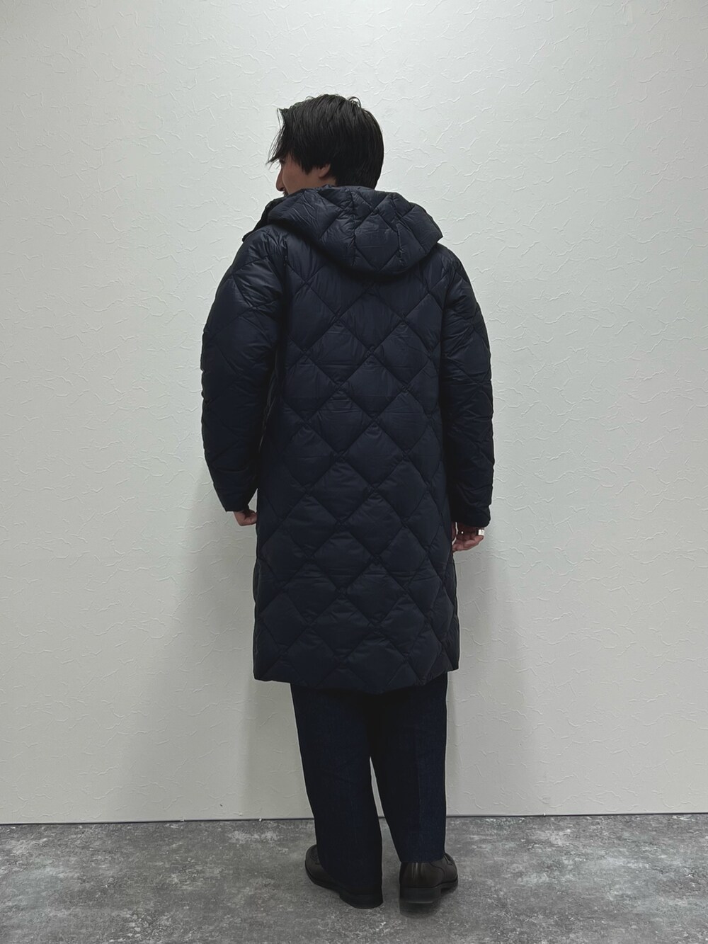 ブルー系のダウンジャケット/コート、ブルー系のデニムパンツ、グレー系のスウェットを着用したメンズの冬コーディネートの6枚目の写真