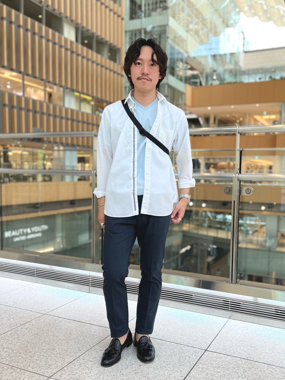 ホワイト系のシャツ/ブラウス、ブルー系のTシャツ/カットソー、ブラック系のショルダーバッグを着用したメンズの春コーディネートの6枚目の写真