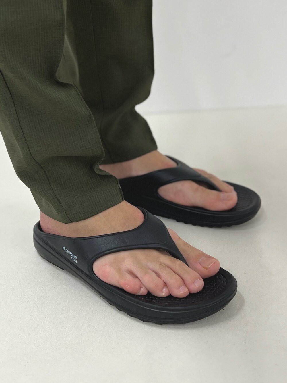 グレー系のTシャツ/カットソー、ブラック系のサンダル、ブラック系のショルダーバッグを着用したメンズの春コーディネートの7枚目の写真