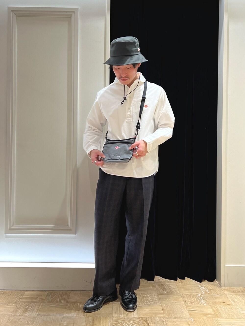 ホワイト系のシャツ/ブラウス、グレー系のショルダーバッグ、グレー系のハットを着用したメンズの春コーディネートの3枚目の写真