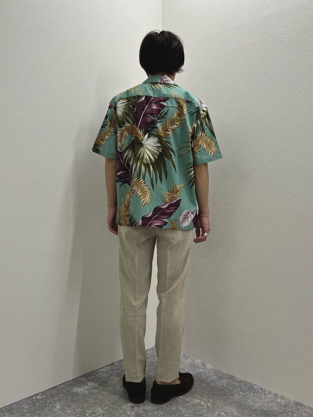 グリーン系のシャツ/ブラウス、オレンジ系のTシャツ/カットソー、ホワイト系のその他パンツを着用したメンズの夏コーディネートの6枚目の写真