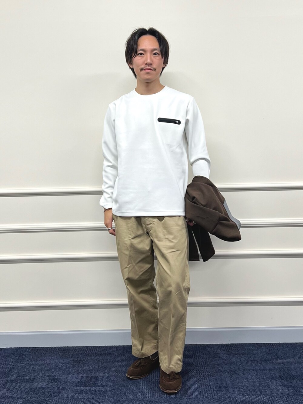 ブラウン系のブルゾン、ホワイト系のスウェットを着用したメンズの秋コーディネートの4枚目の写真