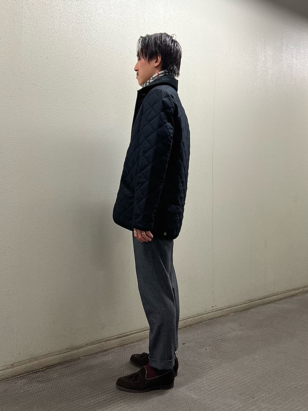 ブラック系のブルゾン、ホワイト系のマフラーを着用したメンズの冬コーディネートの3枚目の写真