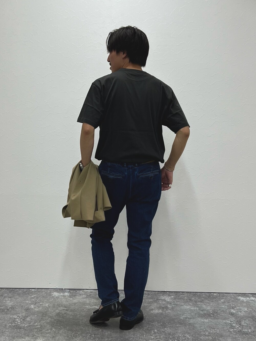 ブルー系のデニムパンツ、ブラック系のTシャツ/カットソー、ベージュ系のシャツ/ブラウスを着用したメンズの夏コーディネートの5枚目の写真