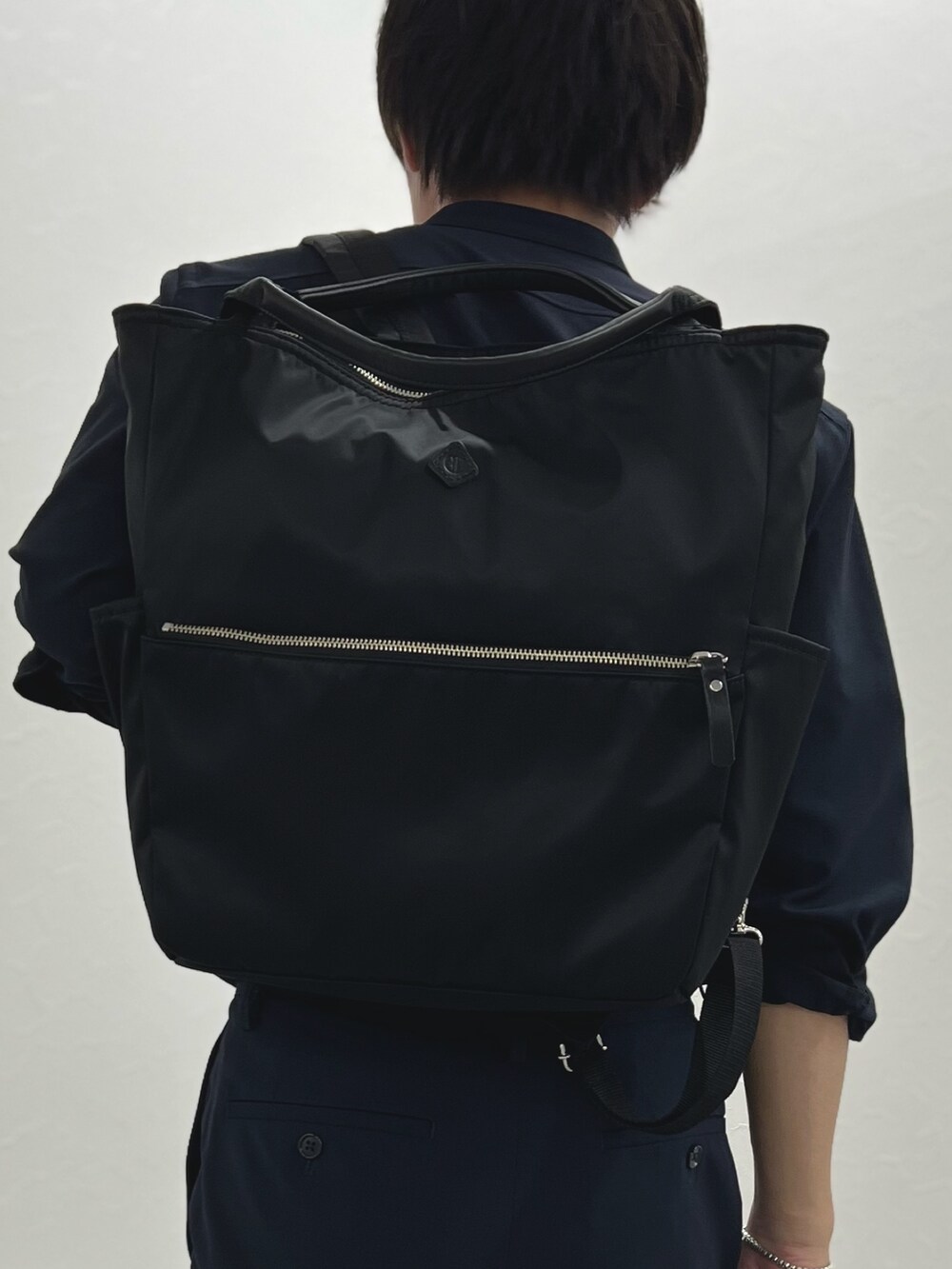 ブルー系のシャツ/ブラウス、ブルー系のその他パンツ、ホワイト系のTシャツ/カットソーを着用したメンズの夏コーディネートの9枚目の写真