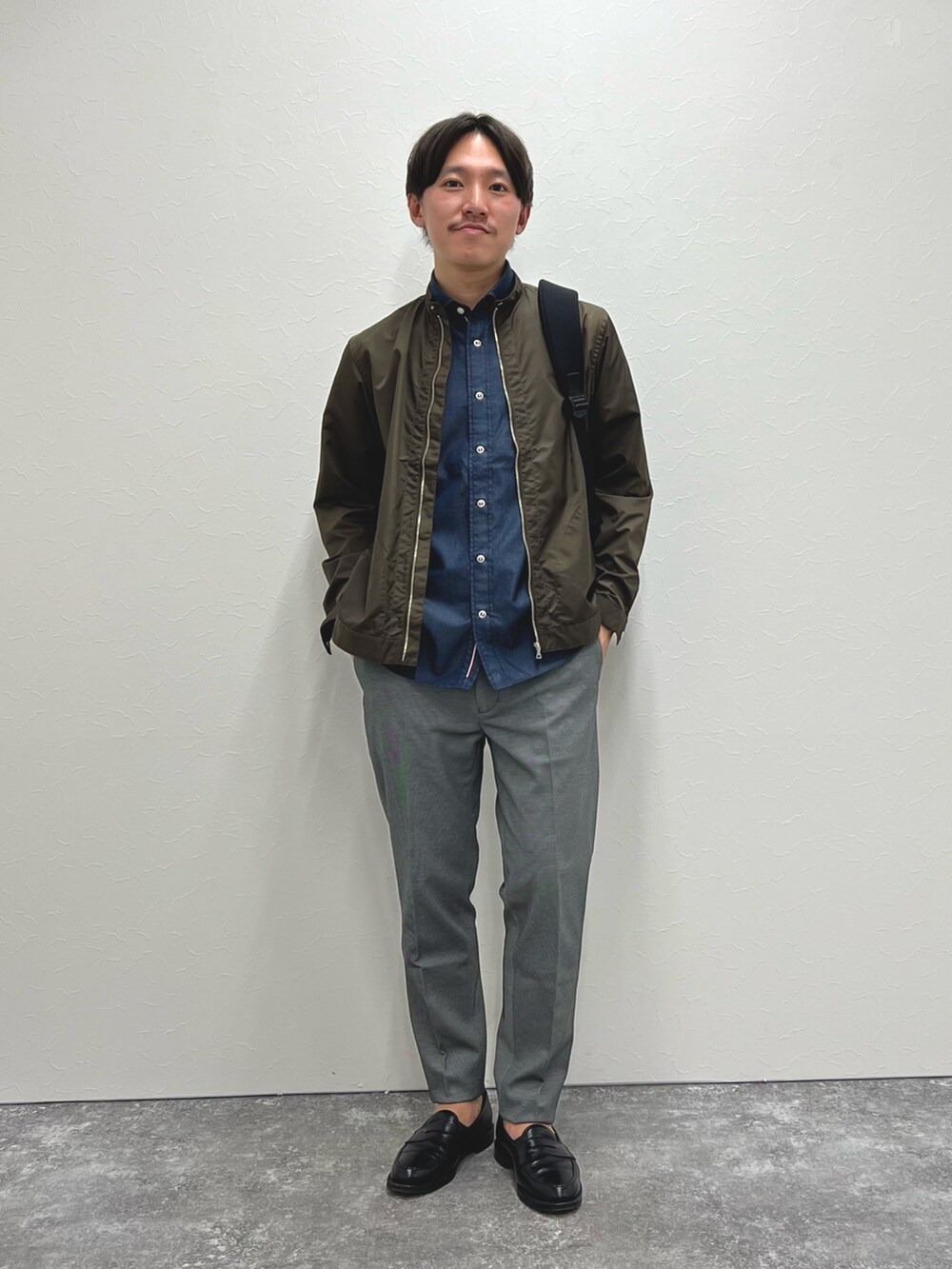 ブラウン系のシャツ/ブラウス、ブルー系のシャツ/ブラウス、グレー系のその他パンツを着用したメンズの冬コーディネートの3枚目の写真