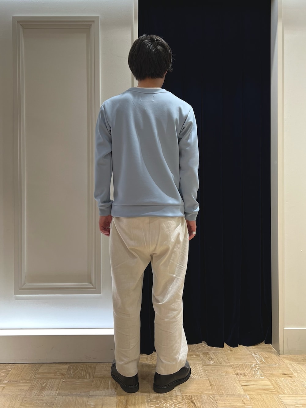 ブルー系のスウェット、ブラック系のショルダーバッグ、ブラック系のシューズを着用したメンズの春コーディネートの4枚目の写真