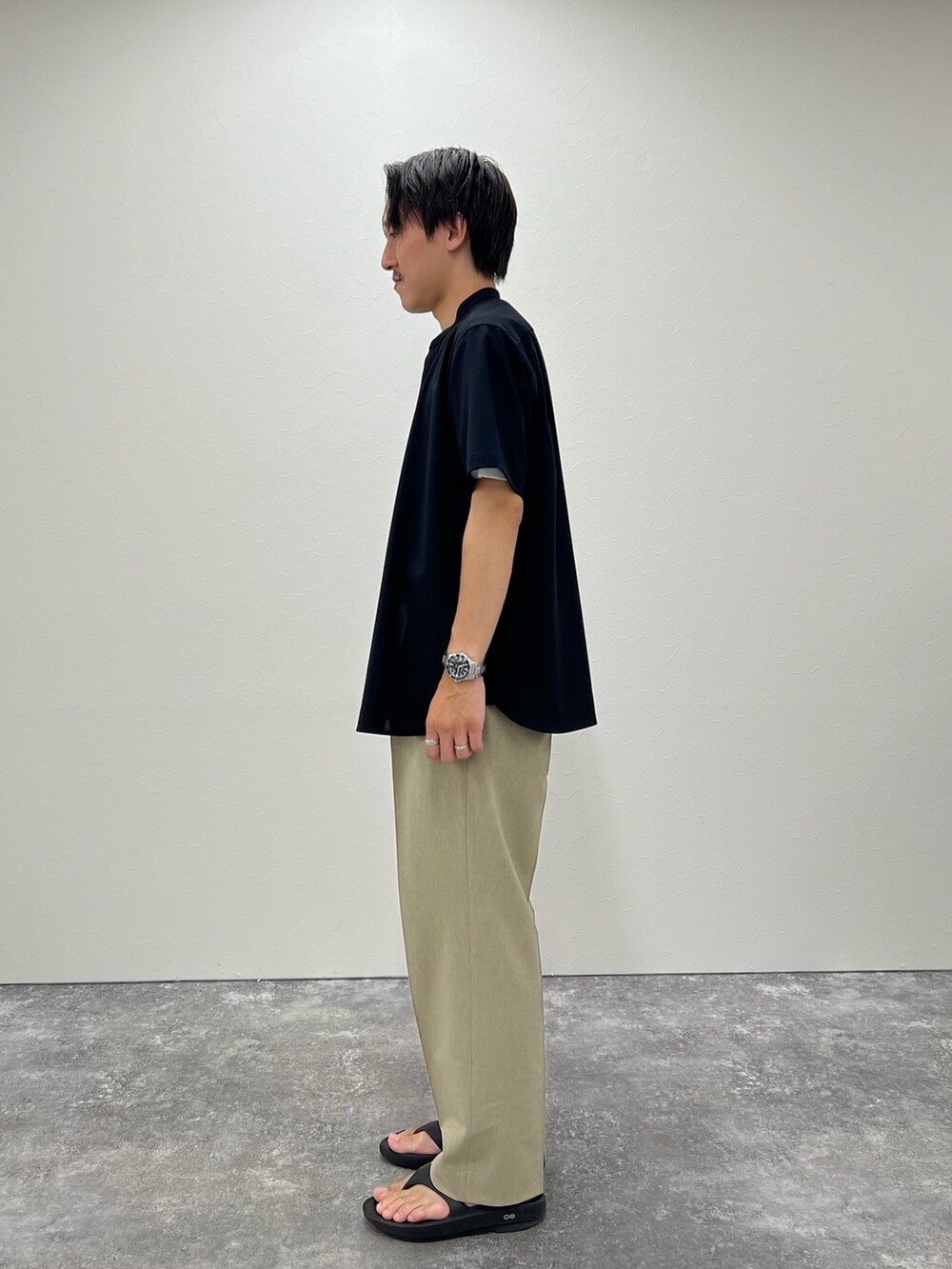 ホワイト系のTシャツ/カットソー、ブラック系のシャツ/ブラウス、ブラック系のサンダルを着用したメンズの夏コーディネートの6枚目の写真