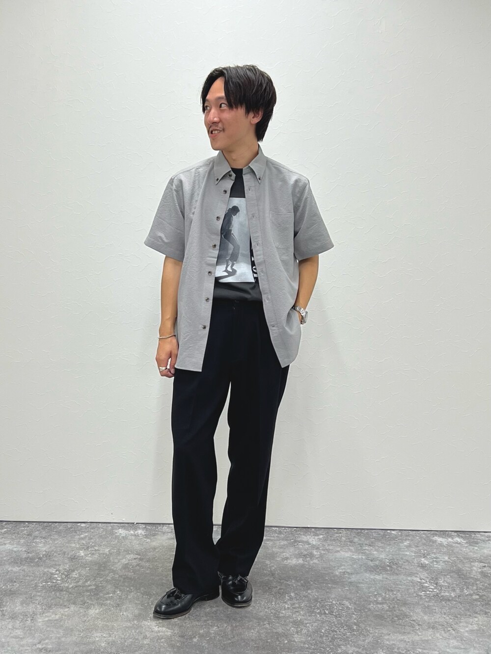 ベージュ系のシャツ/ブラウス、ブラック系のローファー、ブラック系のTシャツ/カットソーを着用したメンズの夏コーディネートの3枚目の写真