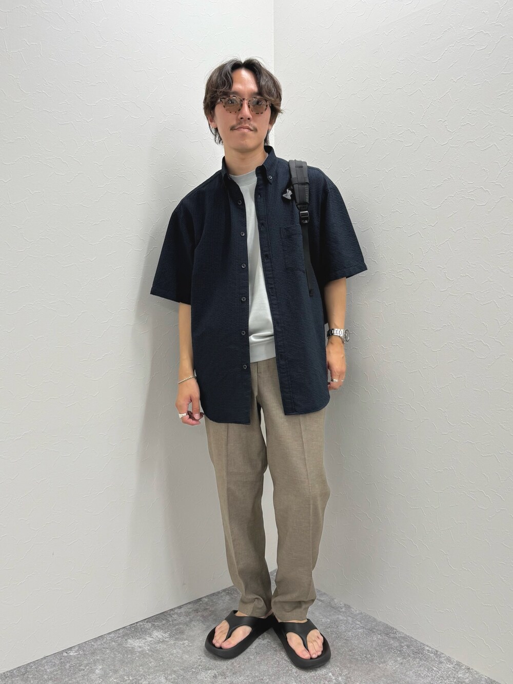 ブルー系のシャツ/ブラウス、グレー系のTシャツ/カットソー、ベージュ系のその他パンツを着用したメンズの夏コーディネートの3枚目の写真