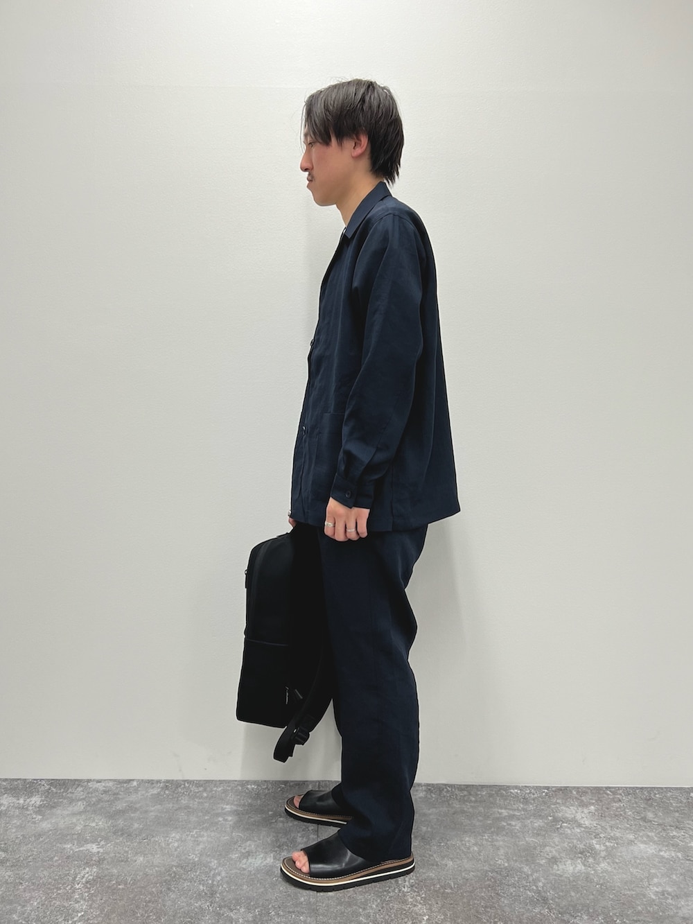 ブルー系のシャツ/ブラウス、ホワイト系のTシャツ/カットソー、ブルー系のその他パンツを着用したメンズの春コーディネートの3枚目の写真
