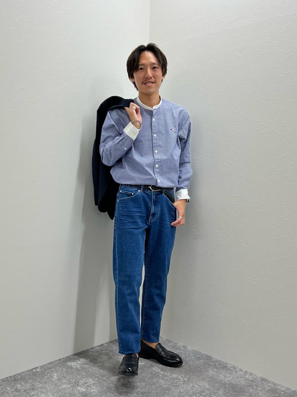 ブルー系のテーラードジャケット、ブルー系のデニムパンツ、ブルー系のシャツ/ブラウスを着用したメンズの秋コーディネートの4枚目の写真