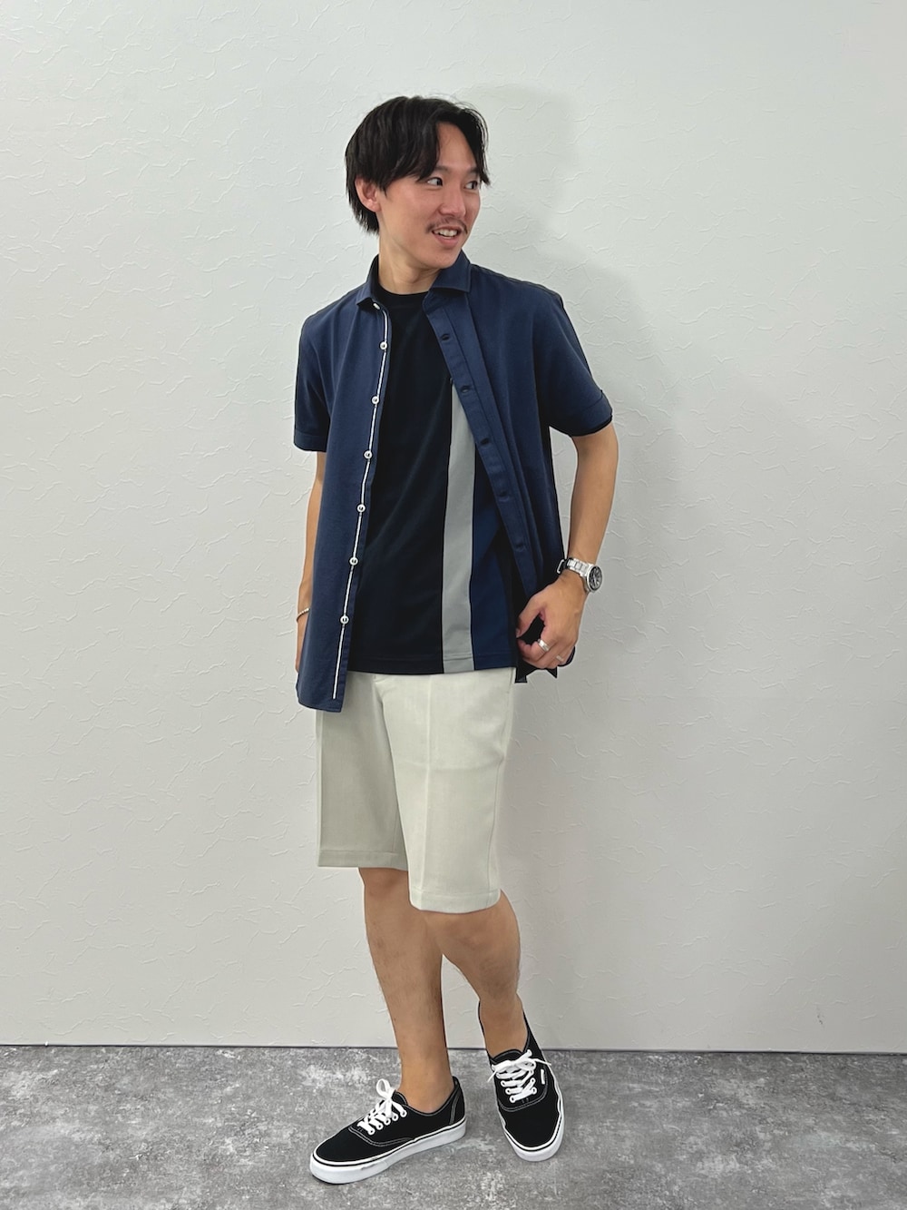 ブラック系のTシャツ/カットソー、グレー系のその他パンツ、ブラック系のスニーカーを着用したメンズの夏コーディネートの2枚目の写真