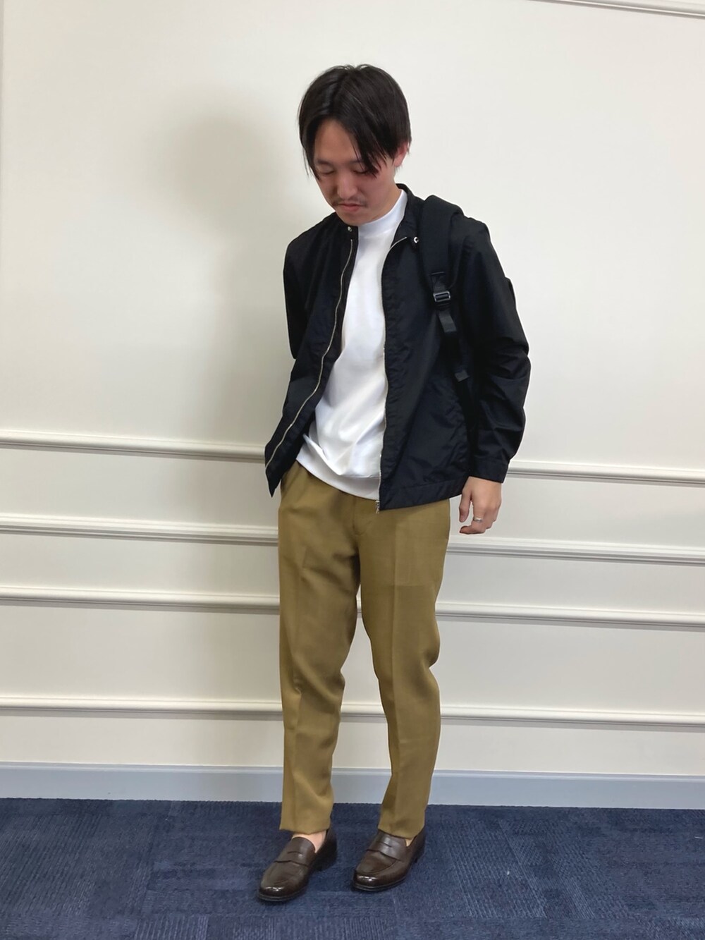 ブラック系のシャツ/ブラウス、ホワイト系のTシャツ/カットソー、ベージュ系のその他パンツを着用したメンズの春コーディネートの4枚目の写真