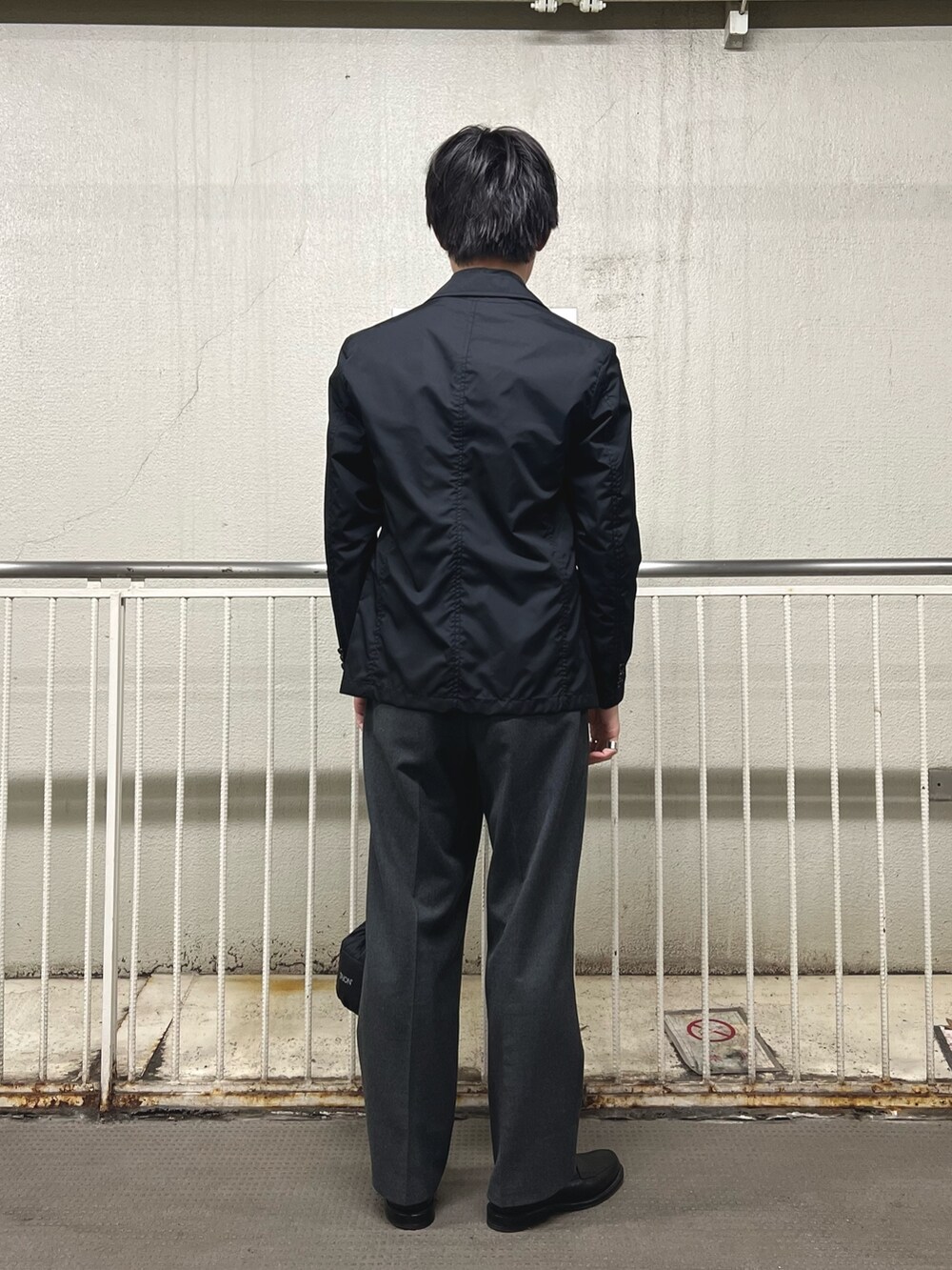 ブラック系のショルダーバッグ、ブラック系のシャツ/ブラウス、ブラック系のテーラードジャケットを着用したメンズの冬コーディネートの4枚目の写真