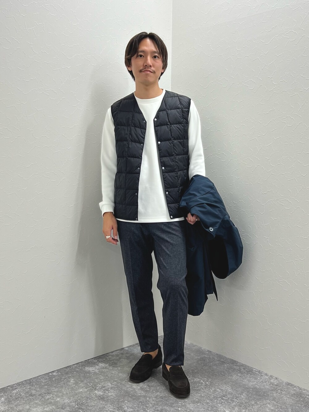 ブルー系のその他アウター、ホワイト系のTシャツ/カットソー、ブルー系のその他パンツを着用したメンズの秋コーディネートの3枚目の写真