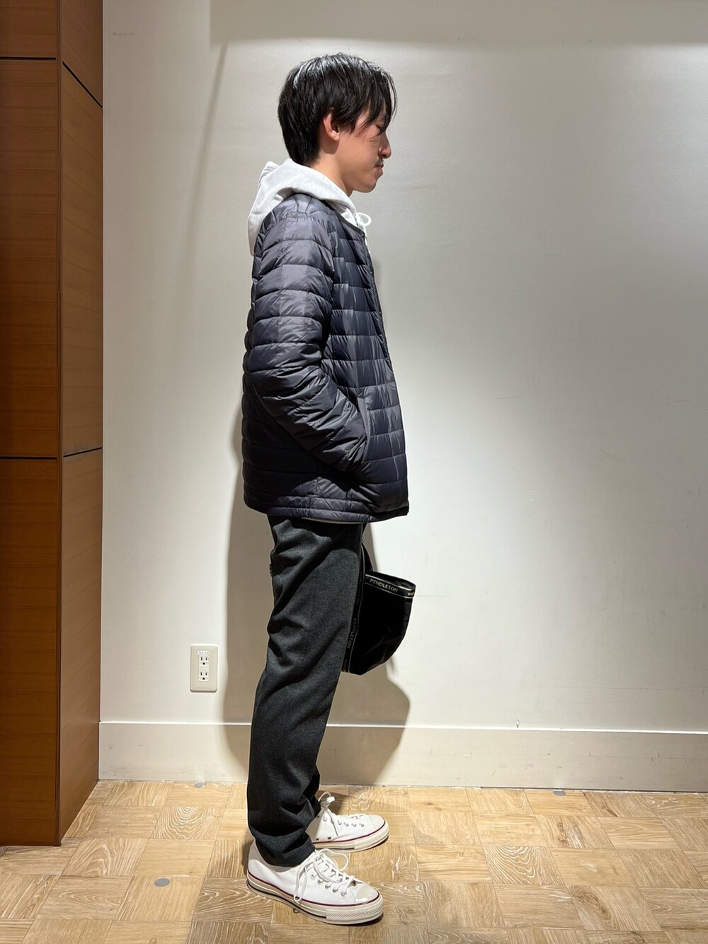 「重ね着ベストシーズン、休日スタイル、スニーカー、ストリート、モノトーン、レイヤードスタイル、スウェット、パーカー、アウトドアコーデ、インナーダウン、スニーカーコーデ、カジュアル、お洒落さんとつながりたい」|「PENDLETONの【PENDLETON/ ペンドルトン】LOGOTAPE MINITOTE 233029(トートバッグ、ブラック系)」を使った、nishiokaさん(メンズ・169cm)の秋コーディネートの3枚目の写真