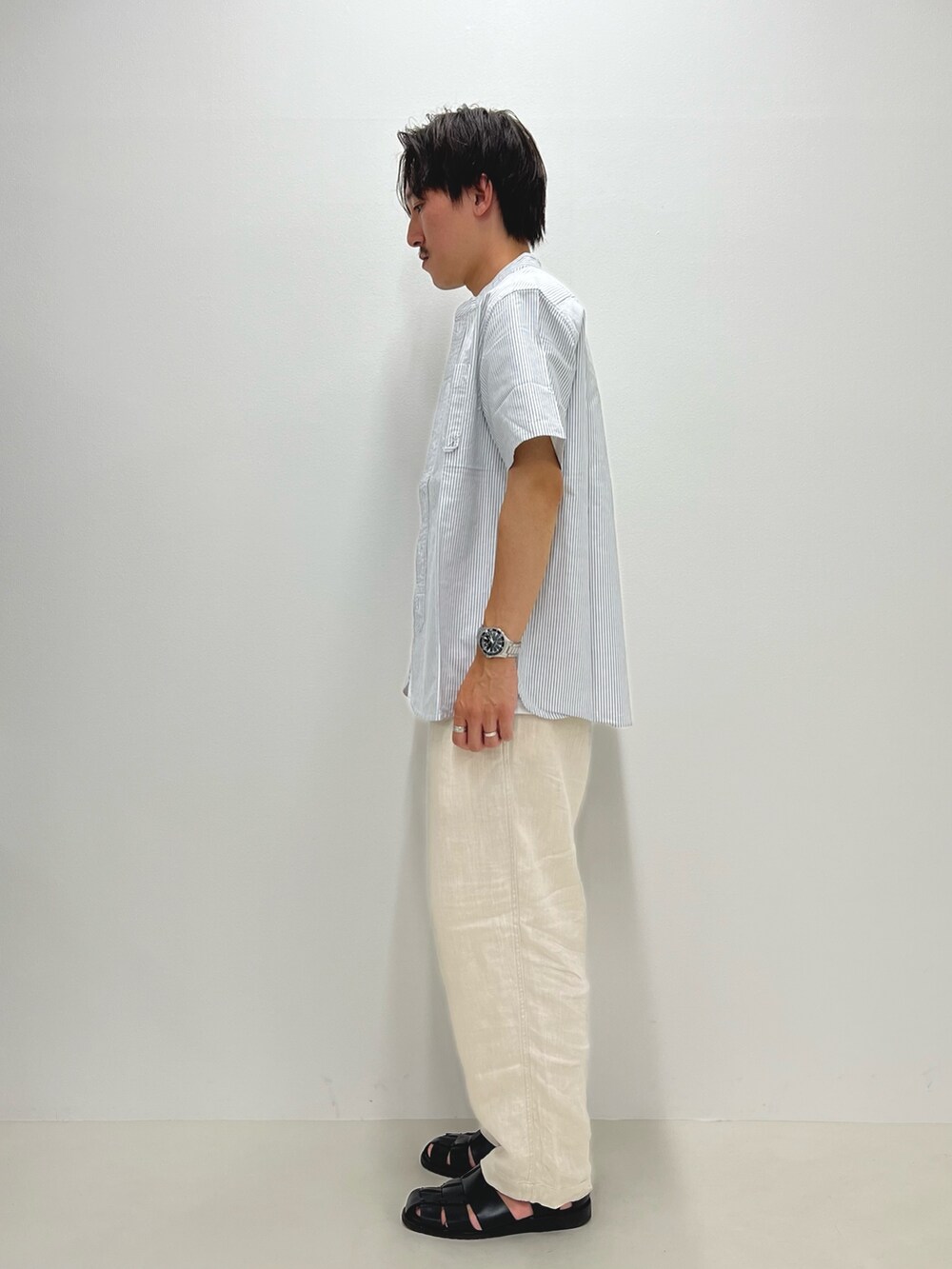 ブラック系のシャツ/ブラウス、ホワイト系のTシャツ/カットソー、ブラック系のサンダルを着用したメンズの夏コーディネートの5枚目の写真