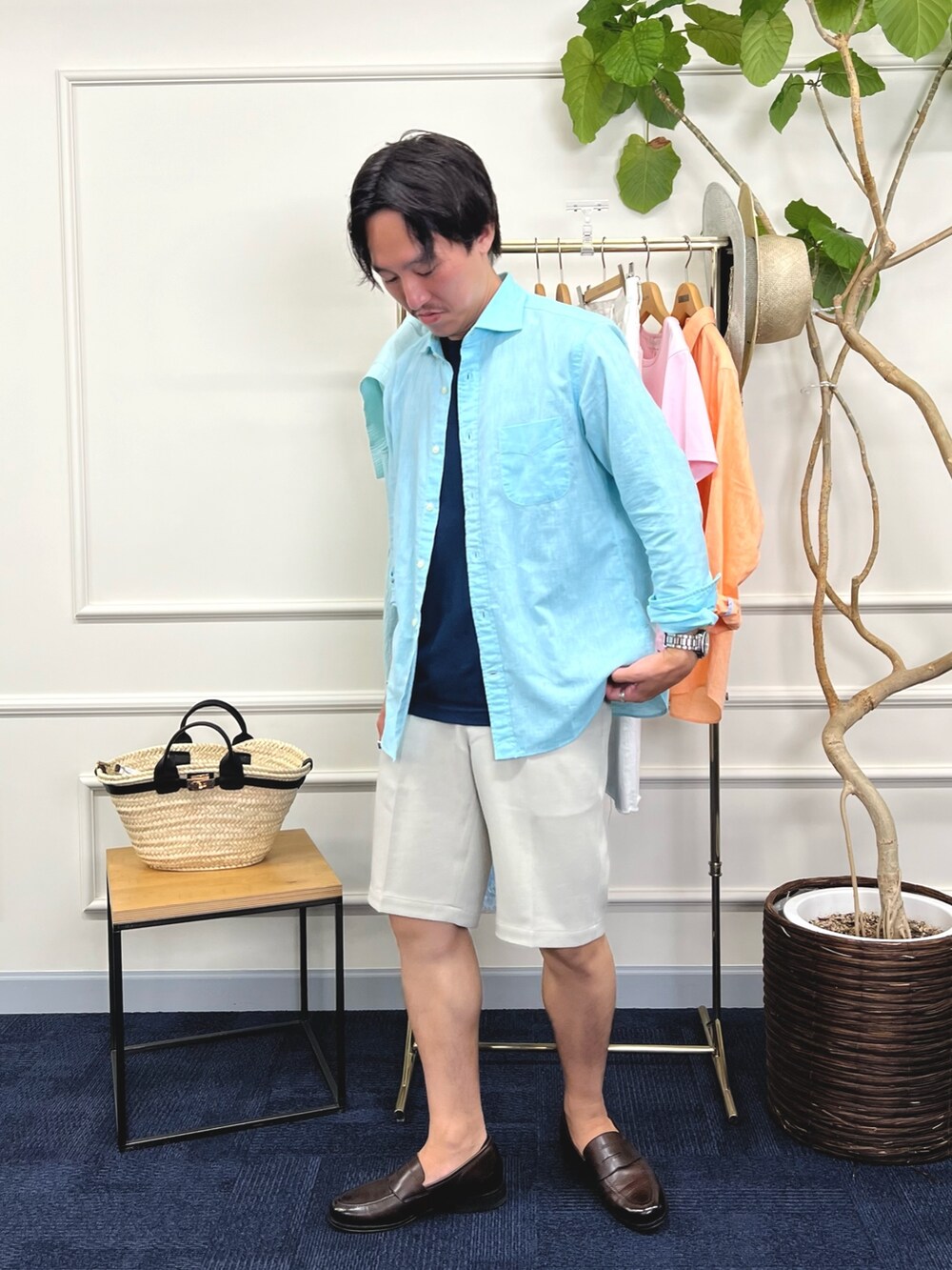 グリーン系のシャツ/ブラウス、ブルー系のTシャツ/カットソー、グレー系のその他パンツを着用したメンズの夏コーディネートの4枚目の写真