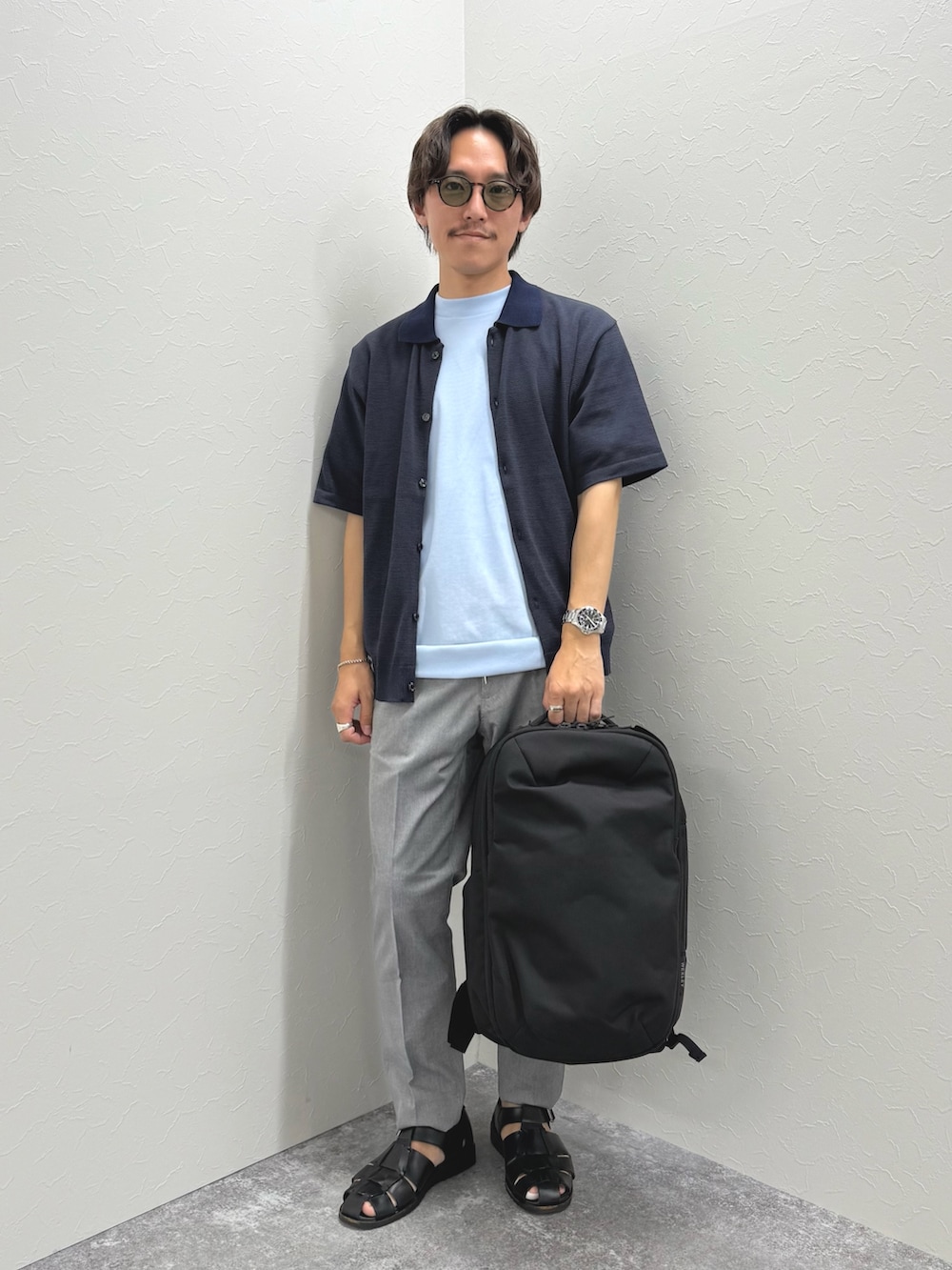 「サンダル、シャツスタイル、淡色コーデ、きれいめカジュアル、レイヤードスタイル、サングラス、Tシャツ、夏コーデ、大人コーデ、カジュアルコーデ、半袖シャツ、夏、ブルー、バッグ、カジュアル」｜「NOLLEY’Sの【SIX FUNCTIONS】ウォッシャブル コースボーダーニットシャツ 25SS（シャツ/ブラウス、ブルー系）」を使った、nishiokaさん（メンズ・169cm）の夏コーディネートの2枚目の写真