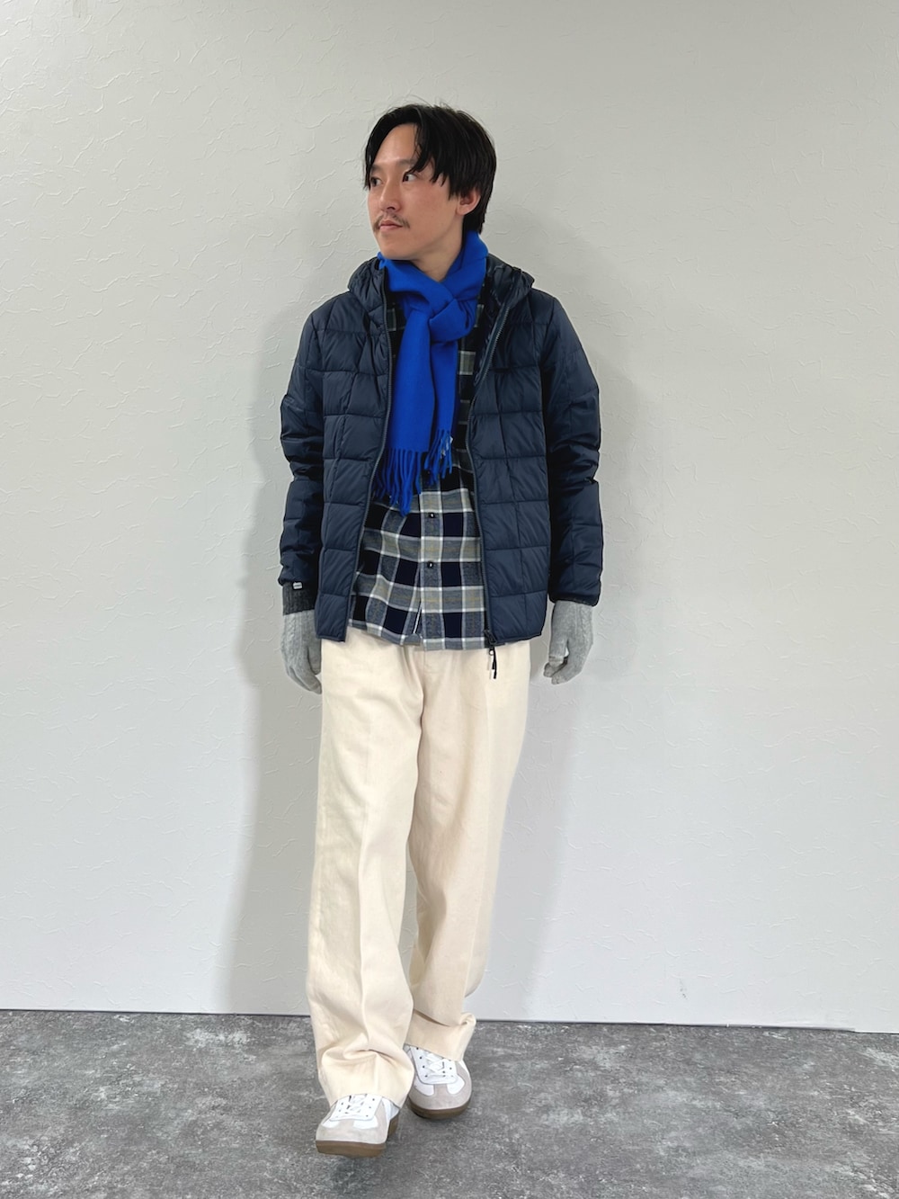 ブルー系のシャツ/ブラウス、ブルー系のダウンジャケット/コート、ブルー系のマフラーを着用したメンズの冬コーディネートの2枚目の写真