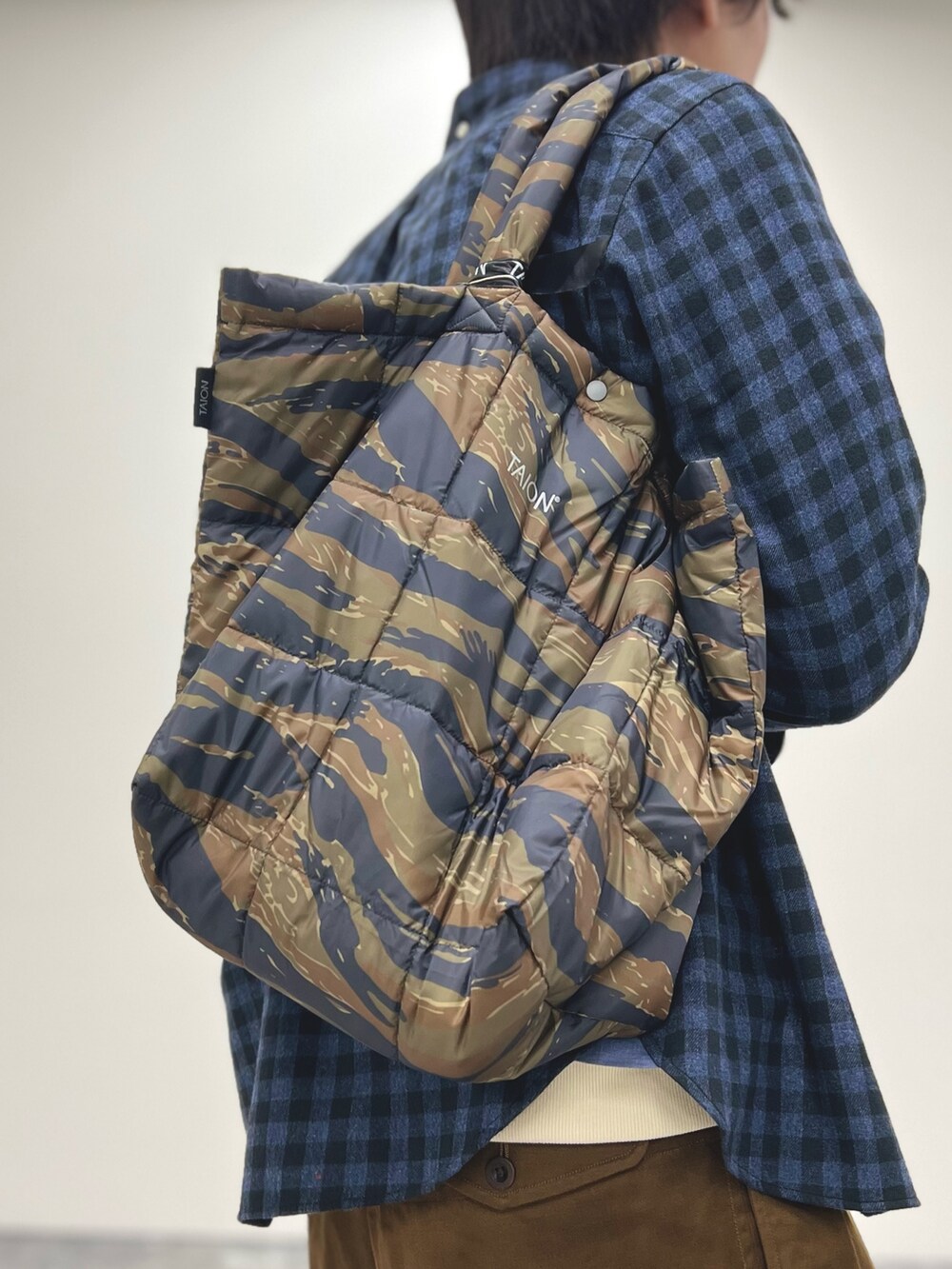 ブルー系のシャツ/ブラウス、ホワイト系のTシャツ/カットソー、ブラウン系のトートバッグを着用したメンズの秋コーディネートの8枚目の写真