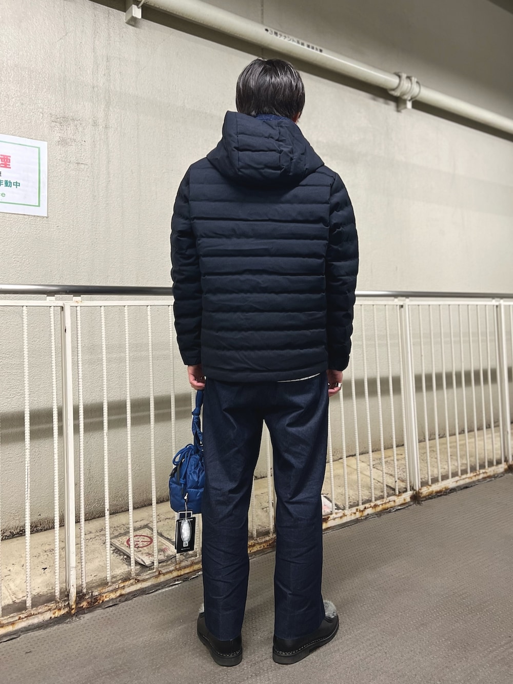 ブルー系のダウンジャケット/コート、ホワイト系のシャツ/ブラウス、ブルー系のショルダーバッグを着用したメンズの秋コーディネートの4枚目の写真