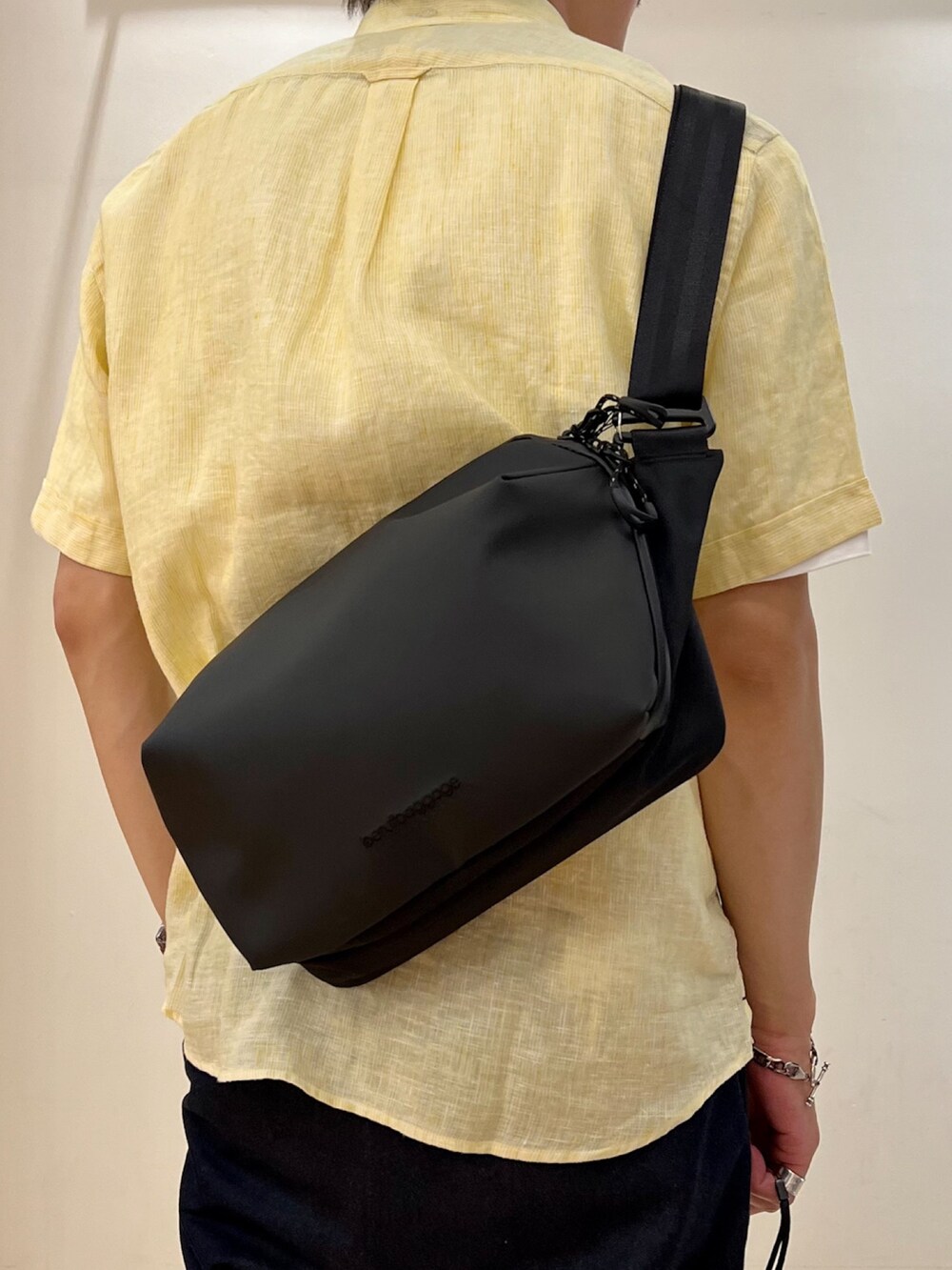 イエロー系のシャツ/ブラウス、ブラック系のショルダーバッグを着用したメンズの夏コーディネートの3枚目の写真