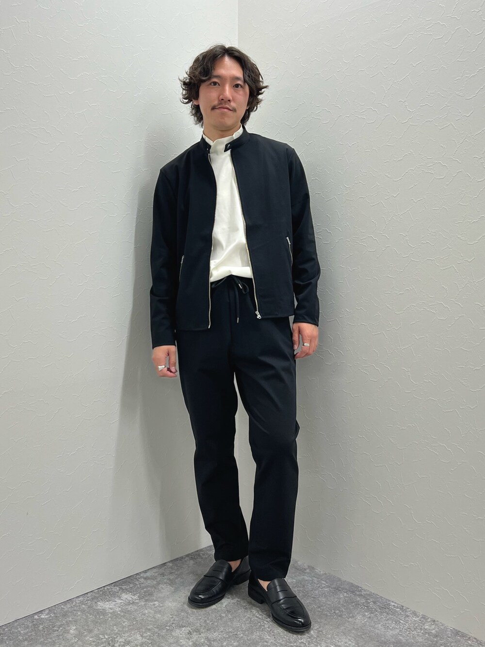 「シャツスタイル、大人コーデ、オトナカジュアル、春、キレイめカジュアル、おでかけコーデ、モノトーンコーデ、カジュアル、カジュアルコーデ、きれいめカジュアル、春コーデ、春夏コーデ、セットアップ、リラックススタイル、ローファー」｜「NOLLEY’Sの【ACTIVE SECT】《限定展開》ハイストレッチ シングルライダース 25SS（ブルゾン、ブラック系）」を使った、nishiokaさん（メンズ・169cm）の春コーディネートの2枚目の写真