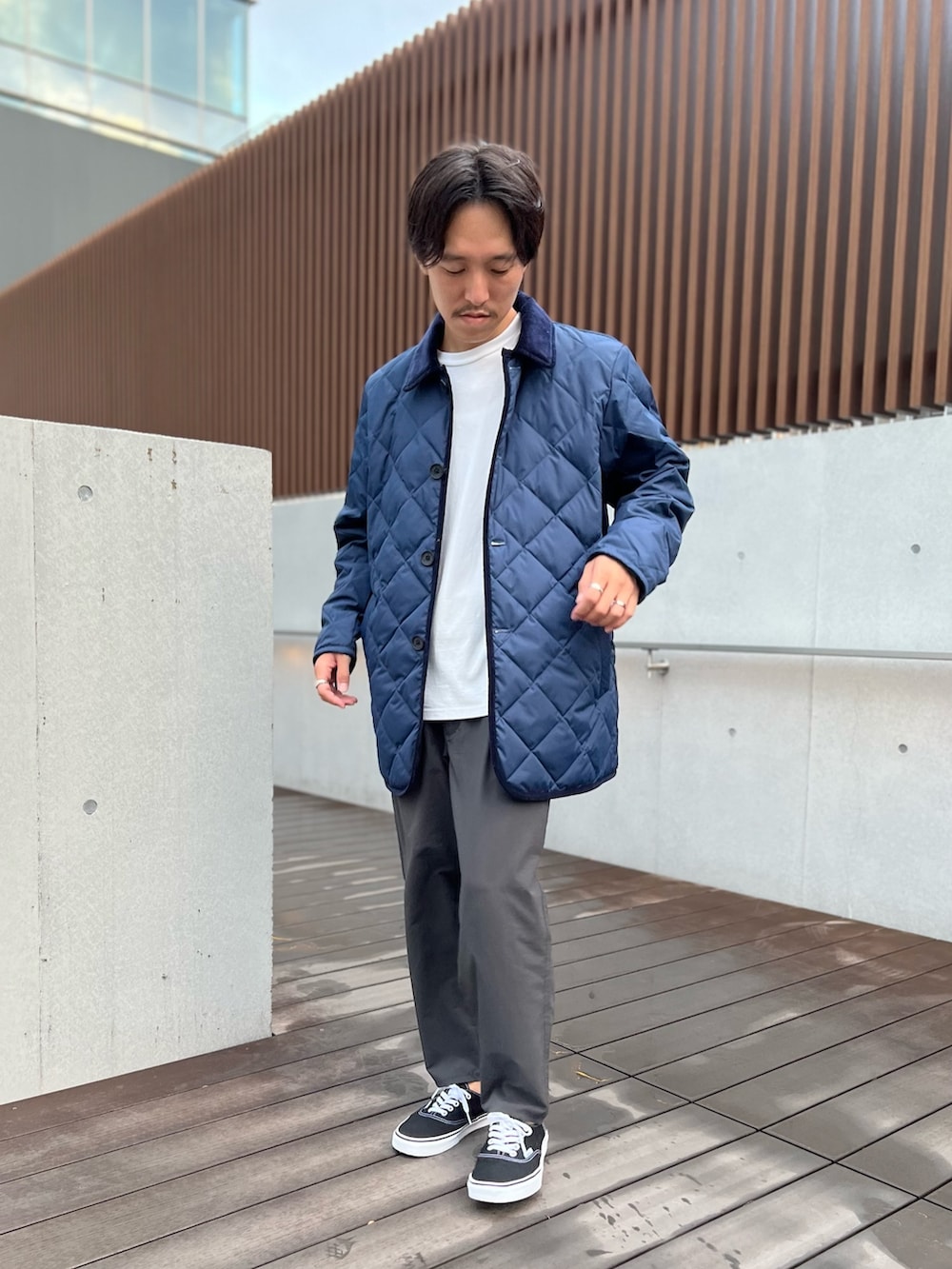 グレー系のその他パンツ、ブルー系のダウンジャケット/コートを着用したメンズの夏コーディネートの2枚目の写真