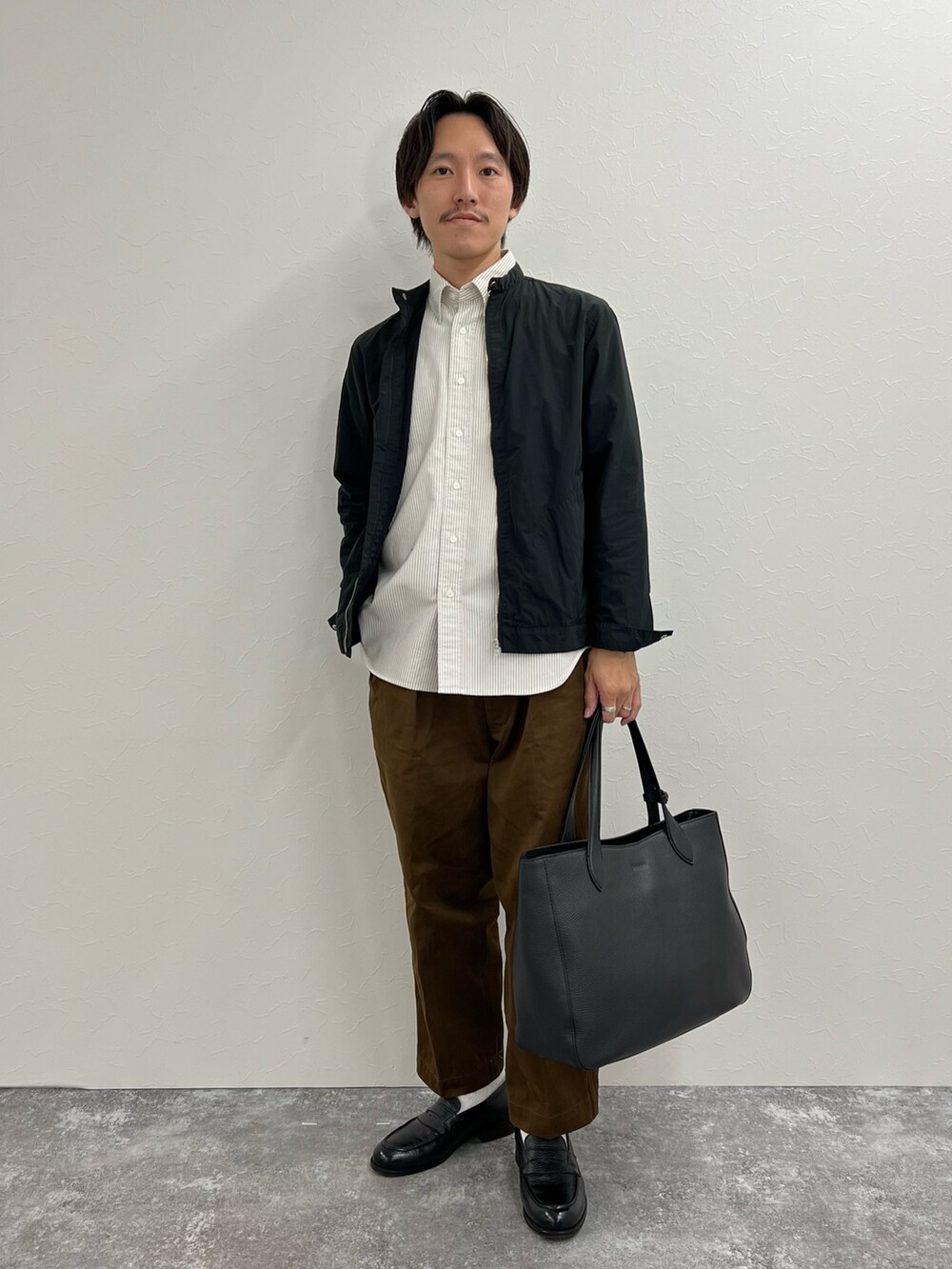 ブラック系のシャツ/ブラウス、ベージュ系のシャツ/ブラウス、ブラック系のトートバッグを着用したメンズの秋コーディネートの2枚目の写真