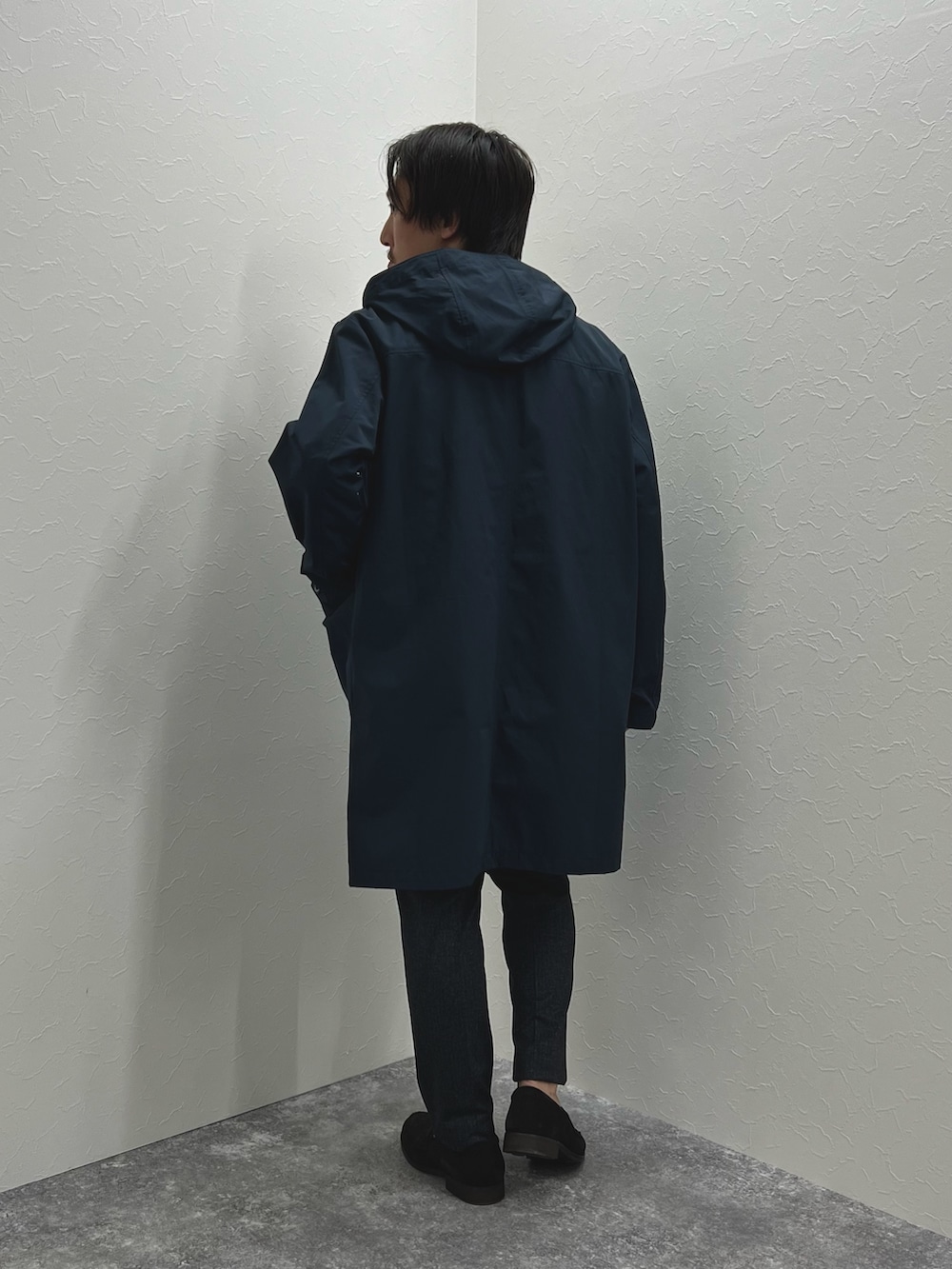 ブルー系のその他アウター、ホワイト系のTシャツ/カットソー、ブルー系のその他パンツを着用したメンズの秋コーディネートの6枚目の写真