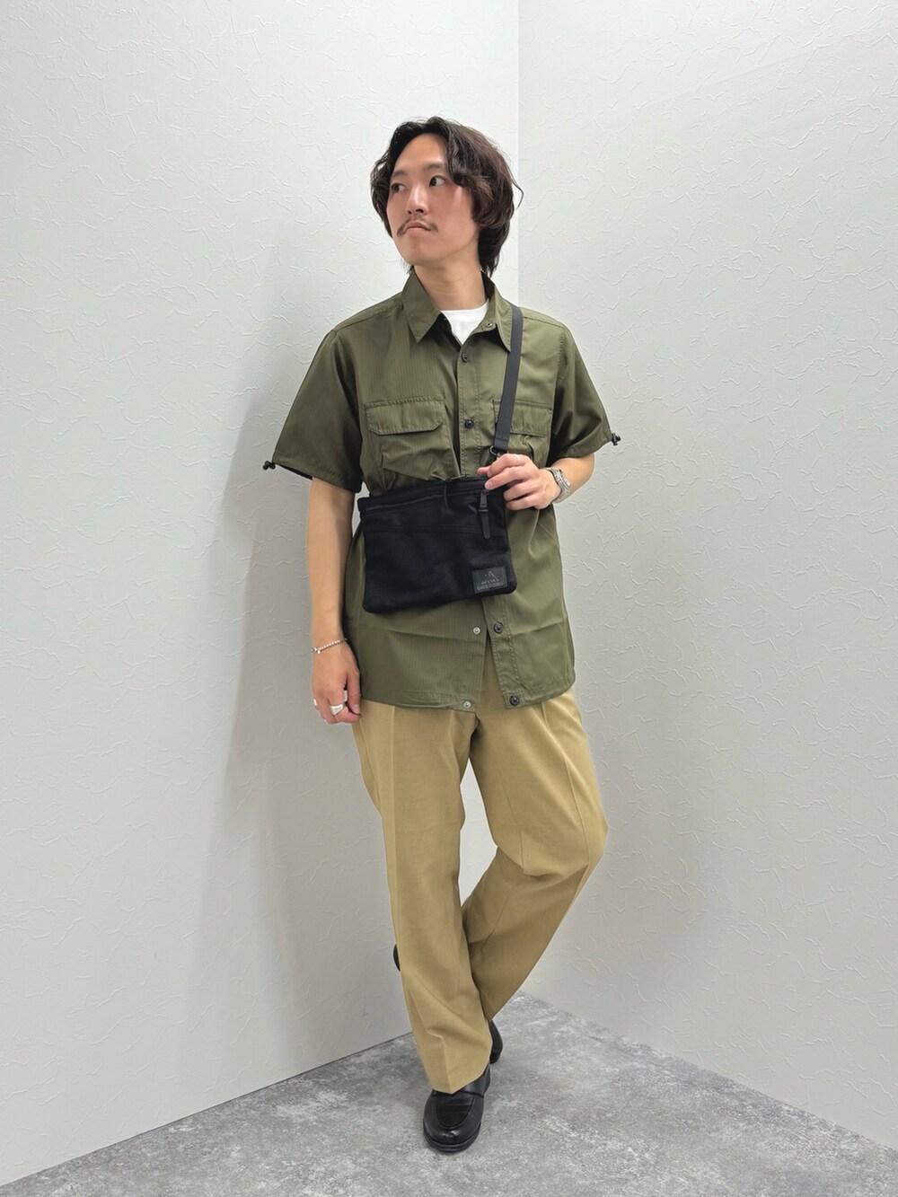 グリーン系のシャツ/ブラウス、ホワイト系のTシャツ/カットソー、ベージュ系のその他パンツを着用したメンズの春コーディネートの5枚目の写真