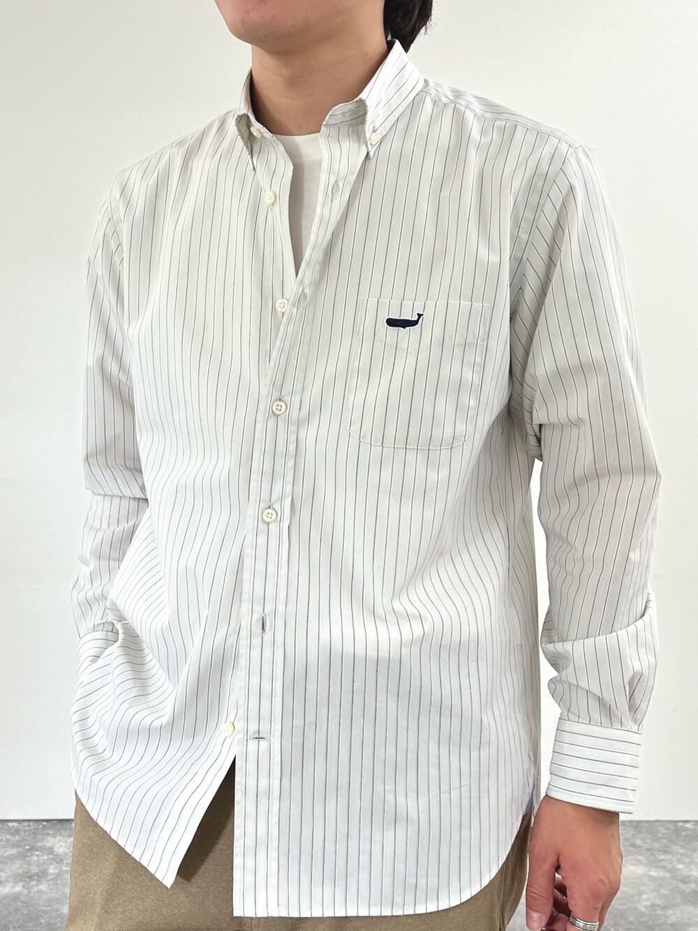 グレー系のシャツ/ブラウス、イエロー系のローファーを着用したメンズの冬コーディネートの8枚目の写真