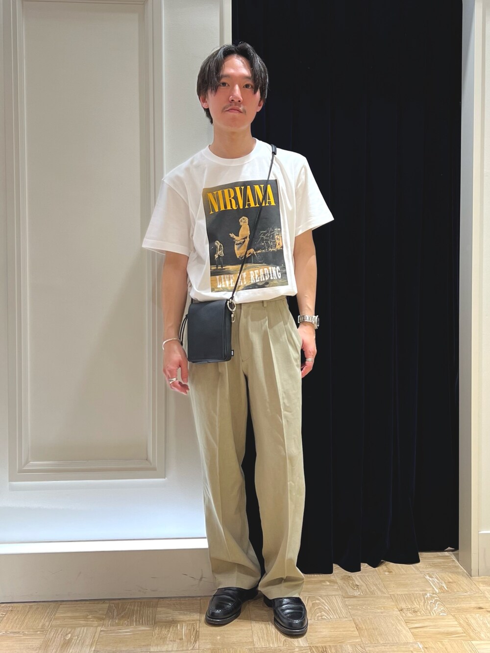 ブラック系のショルダーバッグ、ブラック系のローファー、ベージュ系のその他パンツを着用したメンズの春コーディネートの2枚目の写真