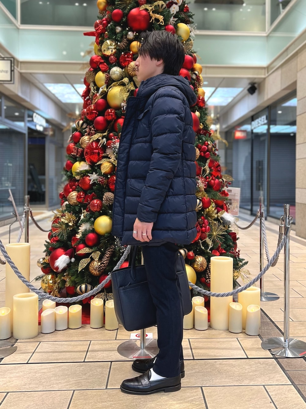 ブルー系のその他パンツ、ブルー系のトートバッグ、ブルー系のカーディガン/ボレロを着用したメンズの冬コーディネートの5枚目の写真