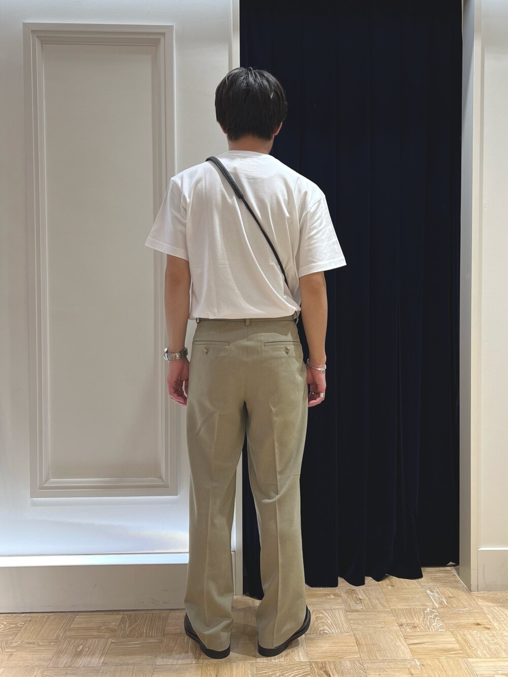 ブラック系のショルダーバッグ、ブラック系のローファー、ベージュ系のその他パンツを着用したメンズの春コーディネートの5枚目の写真