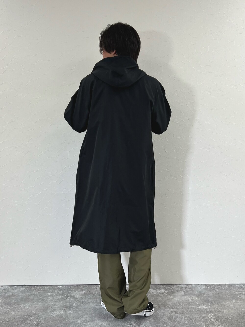 「シンプルコーデ、メンズファッション、大人カジュアル、シンプル、ラフコーデ、低身長、ミリタリージャケット、春、休日コーデ、ラフ、スニーカー、カジュアル、カジュアルコーデ、コート、低身長コーデ」｜「TAIONの【TAION/タイオン】ノンダウン ミリタリー ロングフードコート（モッズコート、ブラック系）」を使った、nishiokaさん（メンズ・169cm）の冬コーディネートの7枚目の写真