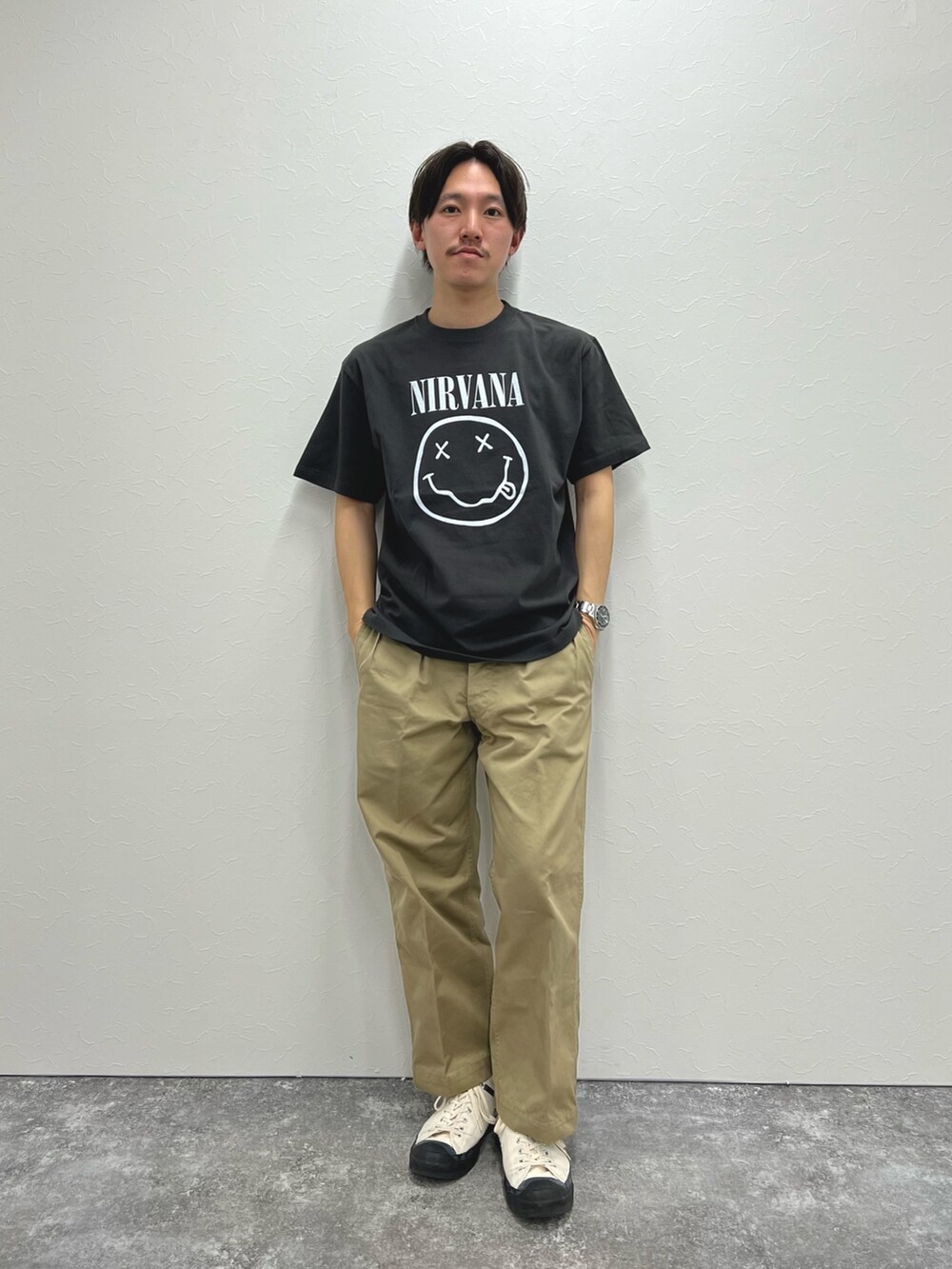 ブラック系のTシャツ/カットソーを着用したメンズの春コーディネートの2枚目の写真