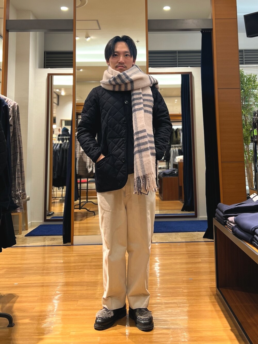 ブルー系のブルゾン、ブルー系のマフラーを着用したメンズの冬コーディネートの2枚目の写真