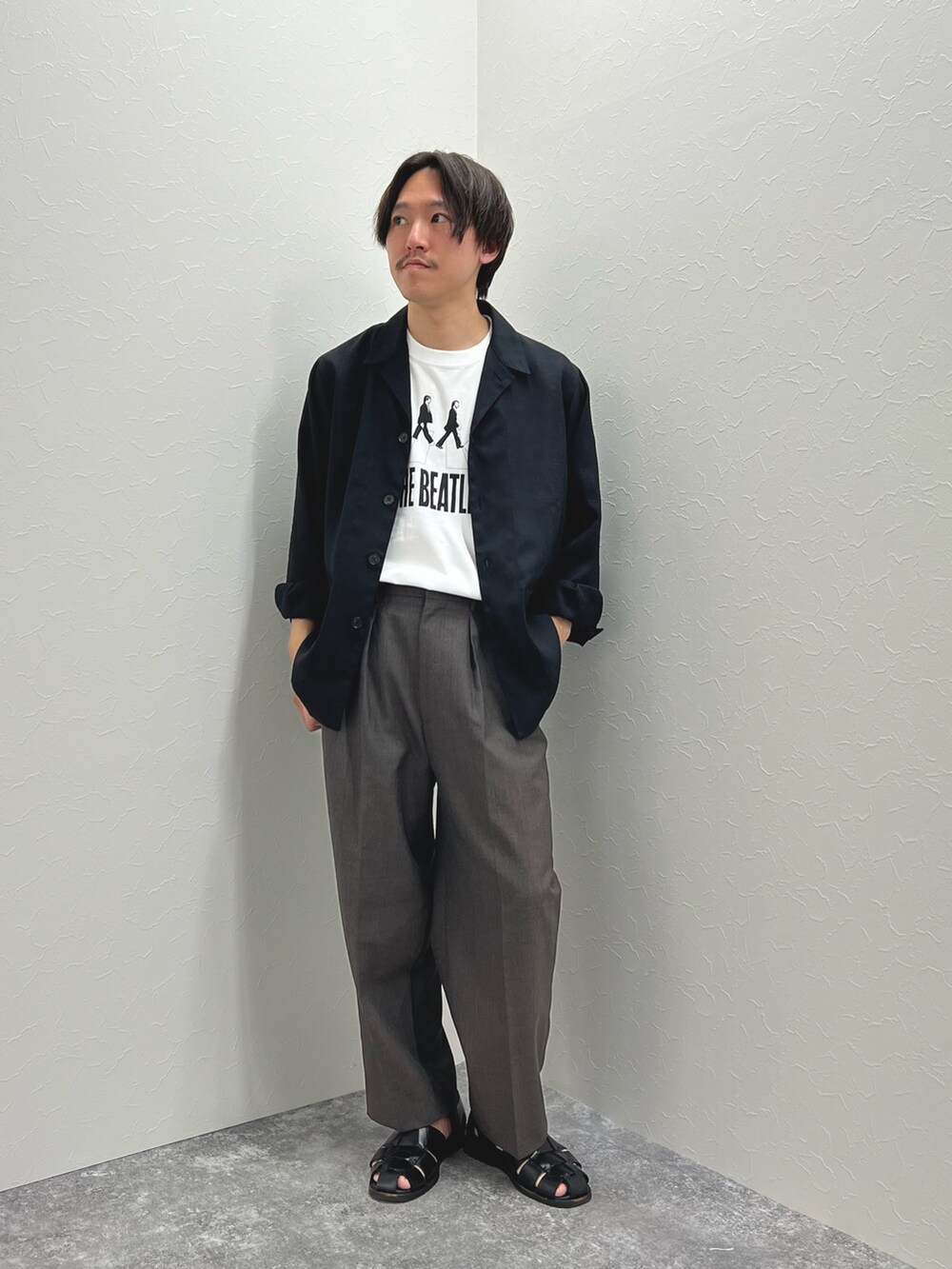 「きれいめカジュアル、春夏コーデ、スラックス、シャツスタイル、休日スタイル、シンプルコーデ、グルカサンダル、カジュアルコーデ、夏コーデ、初夏コーデ、シンプルスタイル、プリントT、ワイドスラックス」｜「NOLLEY’Sの《セットアップ対応》【WORK ABOUT】リネンライク カバーオール（シャツ/ブラウス、ブラック系）」を使った、nishiokaさん（メンズ・169cm）の春コーディネートの3枚目の写真