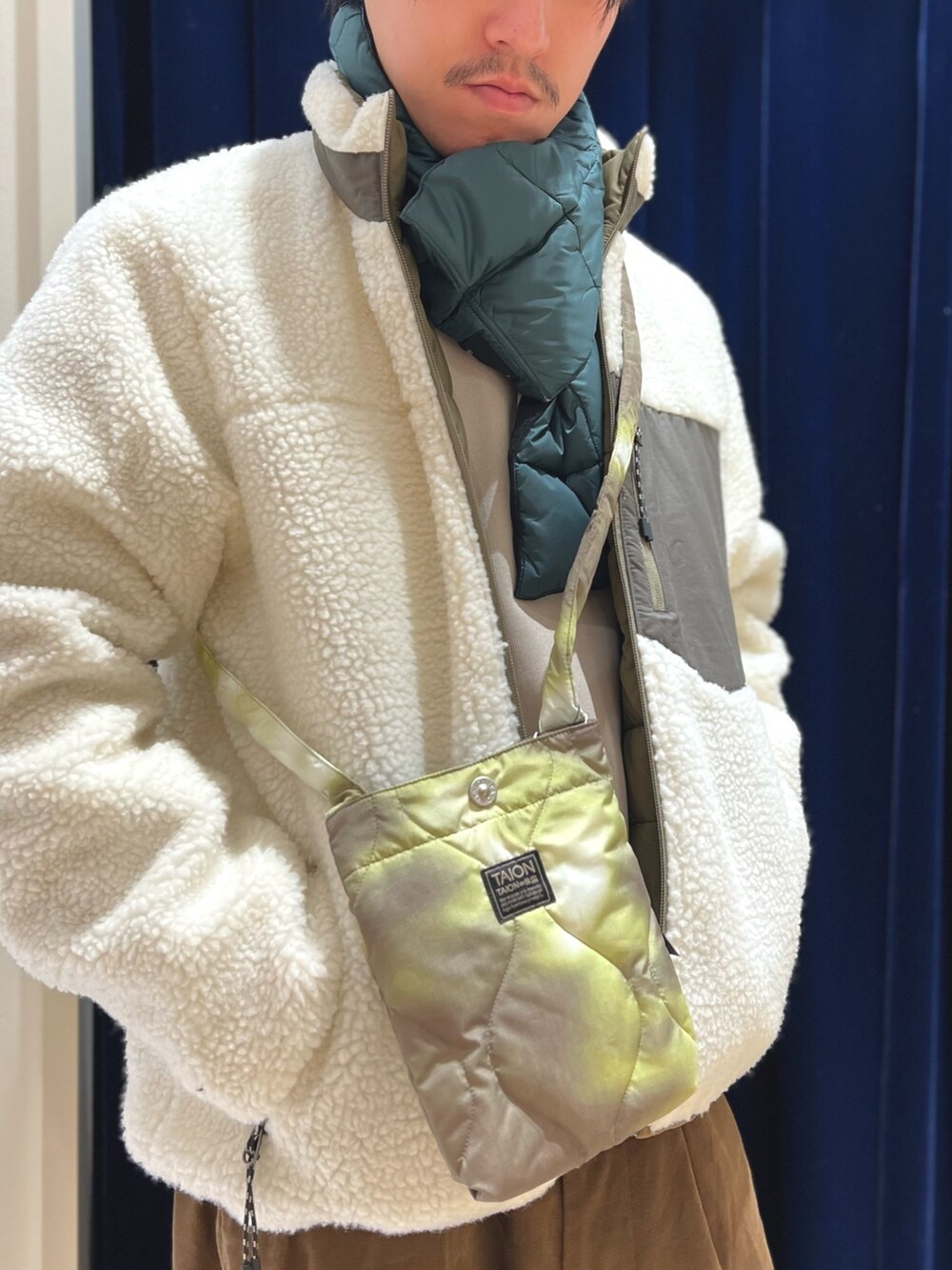 ホワイト系のダウンジャケット/コート、ブラック系のシューズ、ベージュ系のTシャツ/カットソーを着用したメンズの冬コーディネートの5枚目の写真