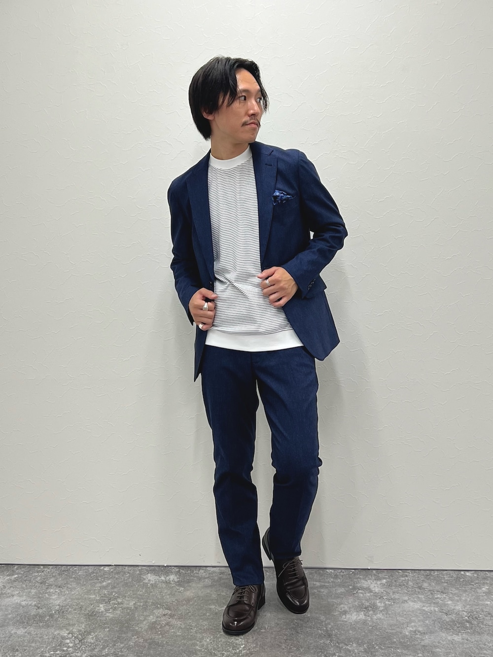 「秋コーデ、ロンT、テーラードジャケット、セットアップ、淡色コーデ、お出かけコーデ、通勤コーデ、30代ファッション、秋冬コーデ、きれいめカジュアル、カジュアルコーデ」｜「NOLLEY’Sの《セットアップ/ビジカジ対応》THERMO WALKER サーモウォーカー ジャケット 24AW（テーラードジャケット、ブルー系）」を使った、nishiokaさん（メンズ・169cm）の秋コーディネートの4枚目の写真