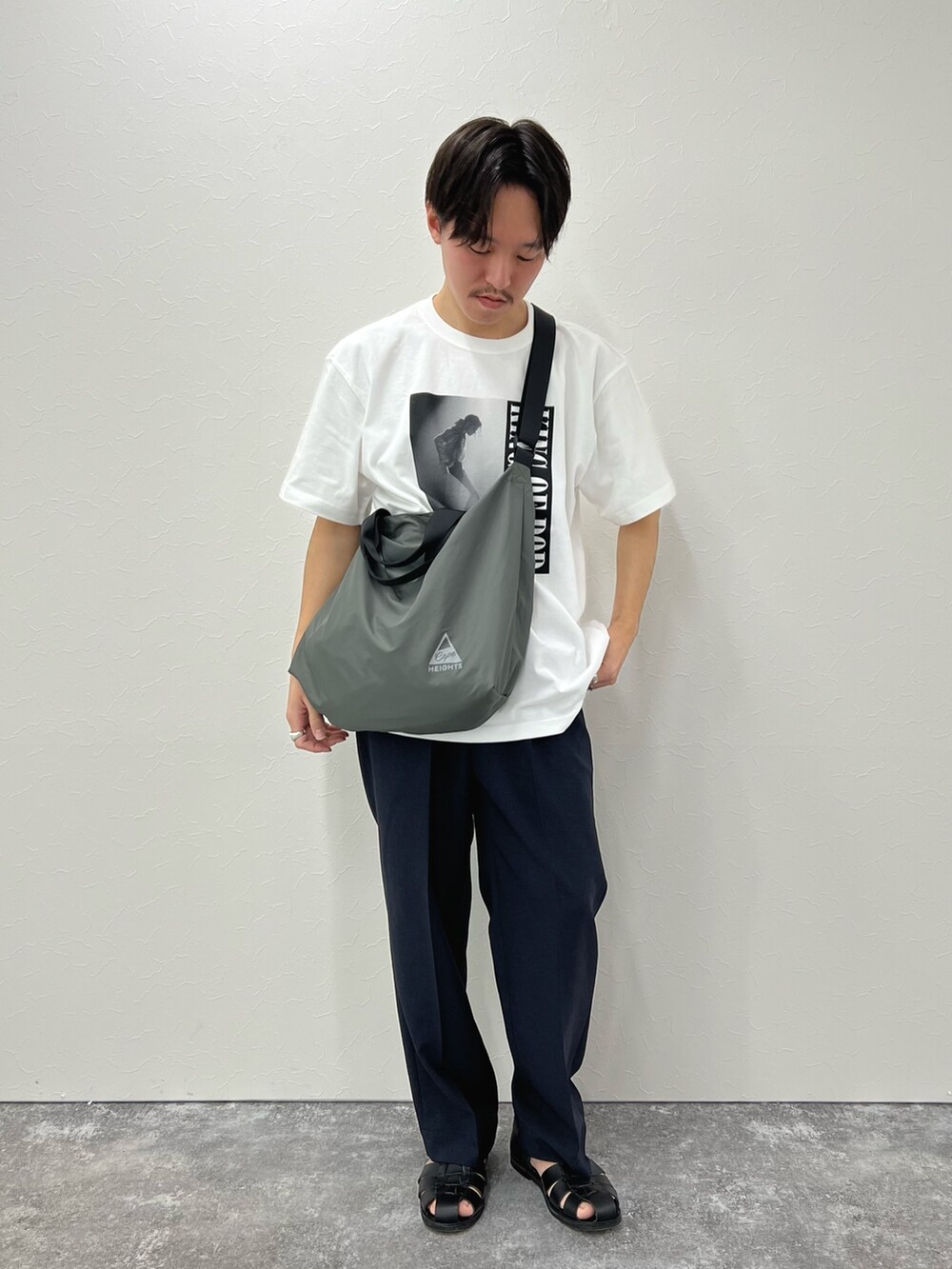 ホワイト系のTシャツ/カットソー、グレー系のトートバッグ、ブルー系のその他パンツを着用したメンズの春コーディネートの2枚目の写真