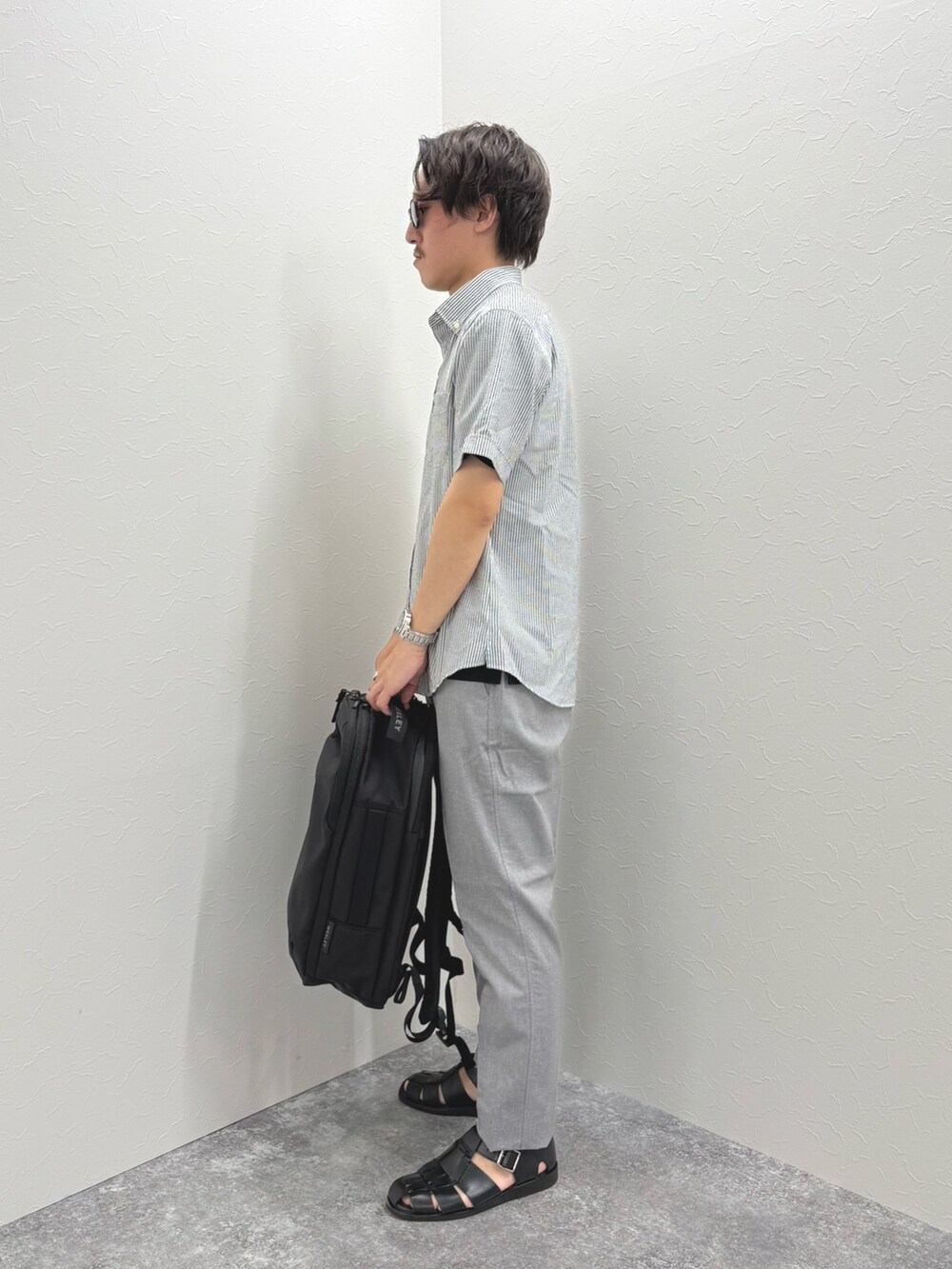 「サングラス、モノトーン、シャツスタイル、黒Tシャツ、Tシャツ、お出かけコーデ、淡色コーデ、きれいめカジュアル、レイヤードスタイル、シンプルコーデ、夏コーデ、半袖シャツ、夏、カジュアル、バッグ」|「NOLLEY’Sの【PrimeFlex DotAir】《吸水速乾》ストレッチ クジラ BD S/S 25SS(シャツ/ブラウス、グレー系)」を使った、nishiokaさん(メンズ・169cm)の春コーディネートの5枚目の写真