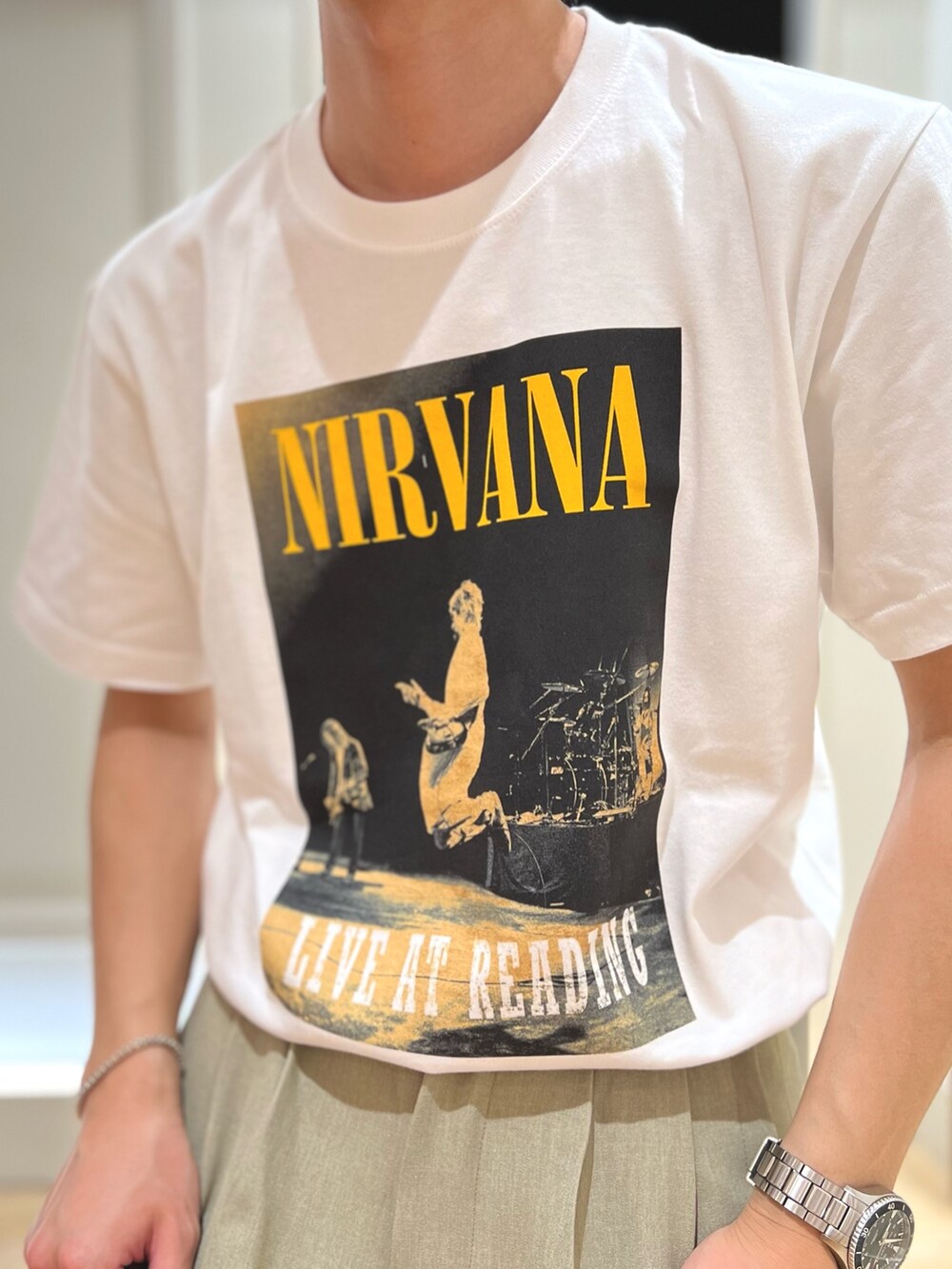 ブラック系のショルダーバッグ、ブラック系のローファー、ベージュ系のその他パンツを着用したメンズの春コーディネートの6枚目の写真